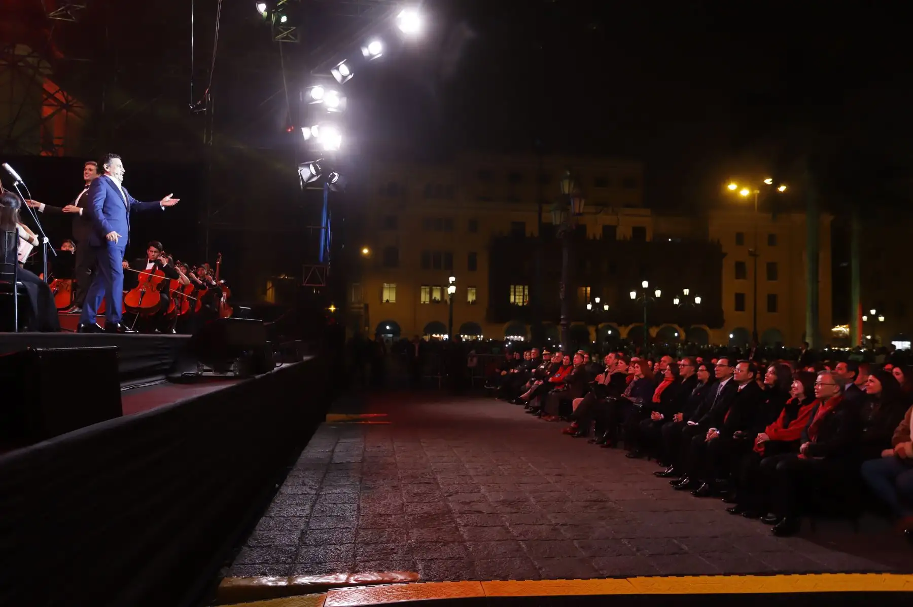 Presidente Martin Vizcarra asistió al concierto  “Serenata por el Perú” que ofreció  el tenor peruano Juan Diego Florez  acompañado por la Orquesta Sinfónica y el Coro Juvenil de Sinfonía Perú, en la Plaza Mayor de Lima.Foto:ANDINA/Prensa Presidencia