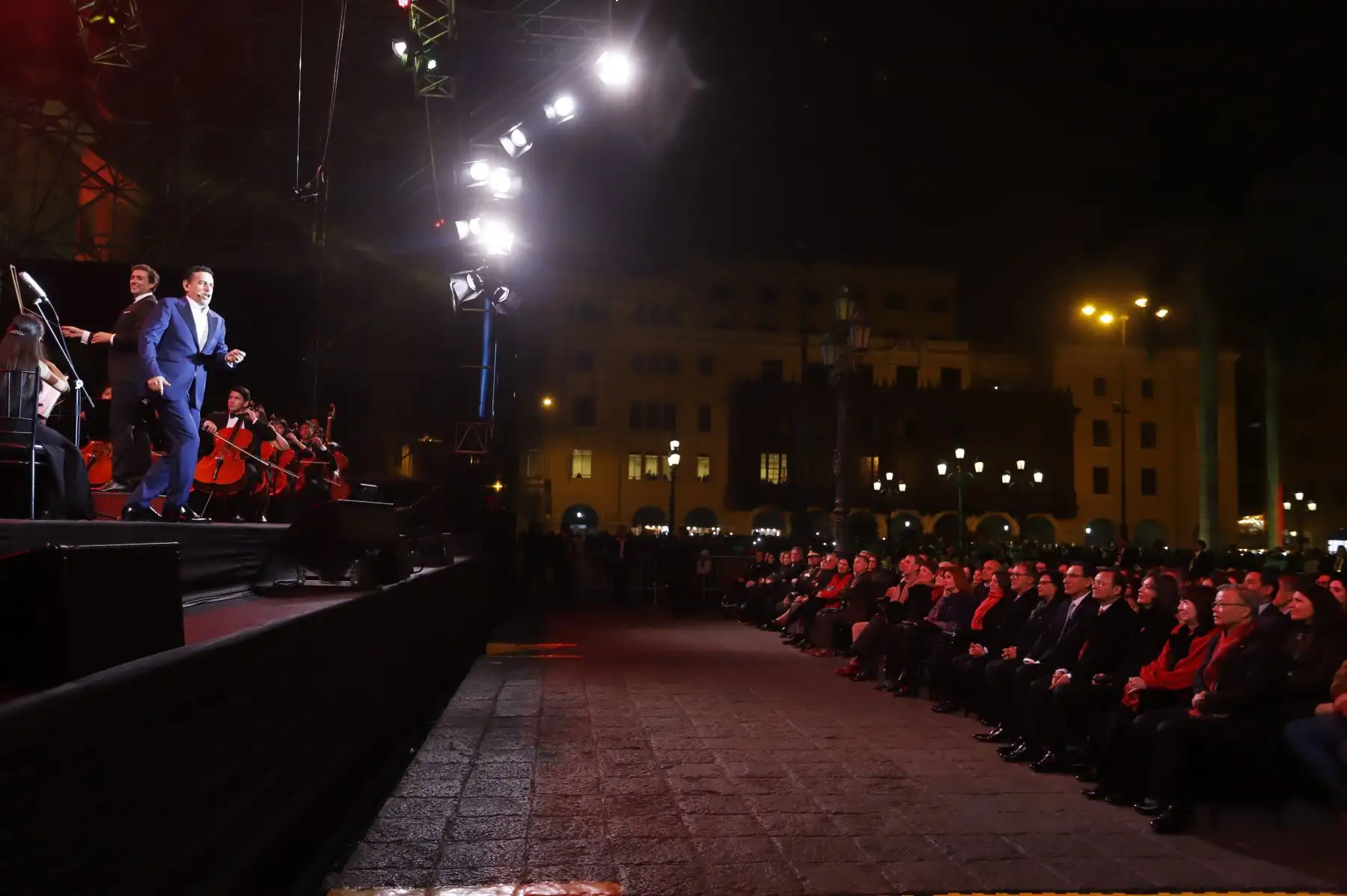 Presidente Martin Vizcarra asistió al concierto  “Serenata por el Perú” que ofreció  el tenor peruano Juan Diego Florez  acompañado por la Orquesta Sinfónica y el Coro Juvenil de Sinfonía Perú, en la Plaza Mayor de Lima.Foto:ANDINA/Prensa Presidencia