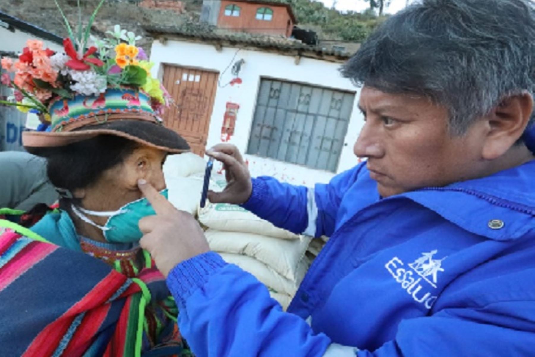 El Hospital Perú de EsSalud  instaló carpas y consultorios en la localidad de Anascapa, en la región Moquegua, punto de evacuación de los pobladores del distrito de Ubinas y los anexos de Escachas, Tomoaya, San Miguel, Sacuaya y Querapi, por la emisión de cenizas del volcán Ubinas.