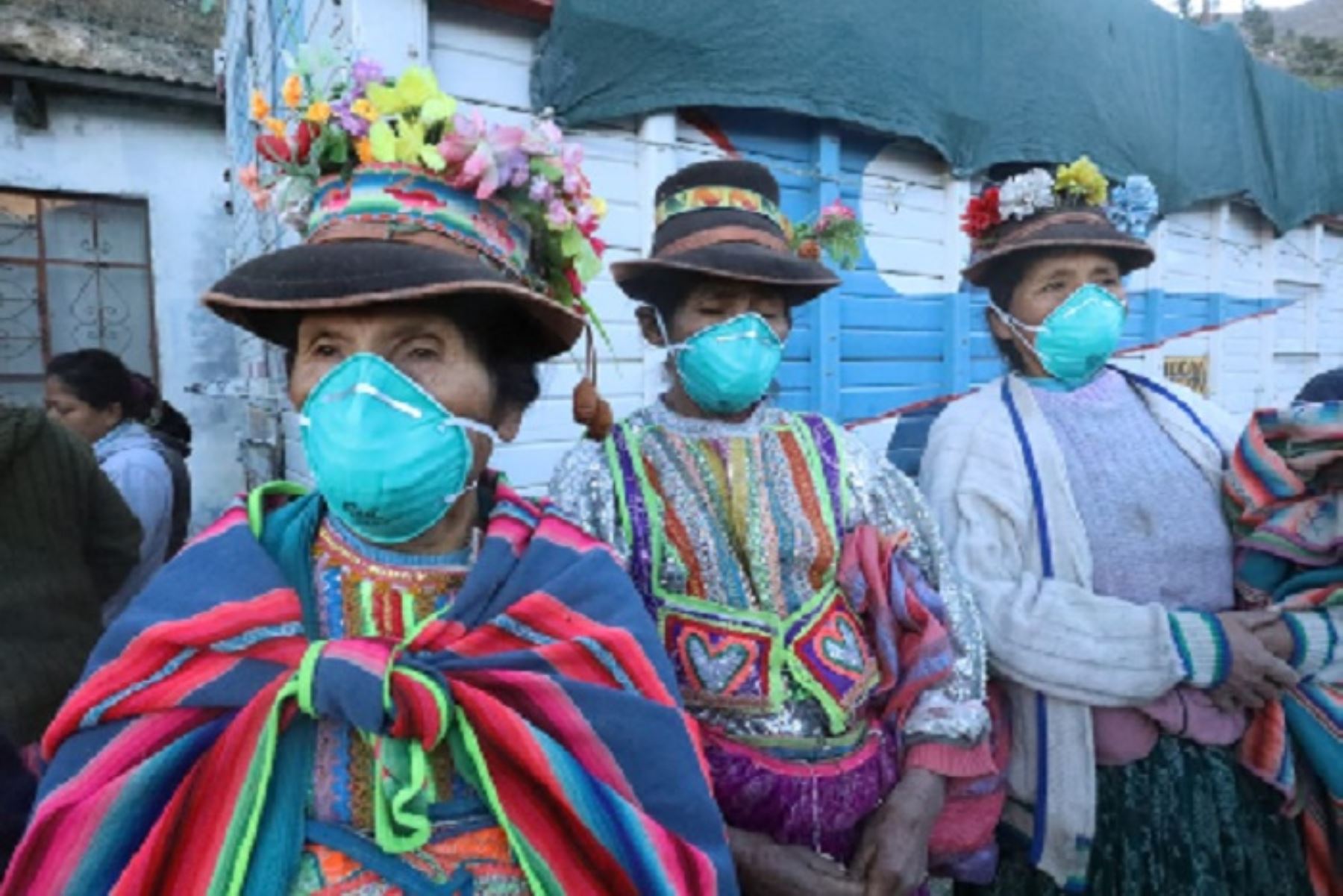 El Gobierno Regional de Arequipa distibuyó mascarillas a la población para que se proteja de las cenizas del volcán Ubinas.