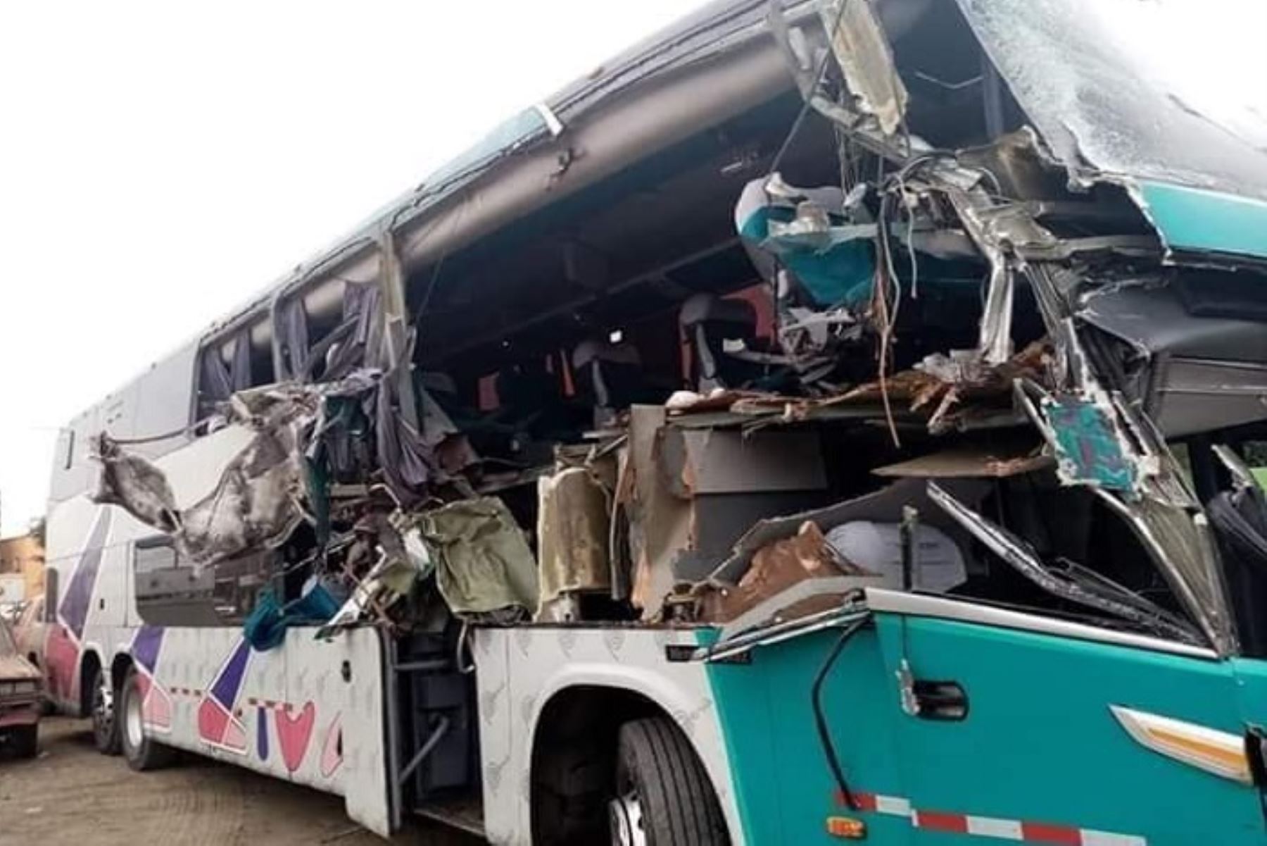 Una profesora murió y otras 11 personas resultaron heridas producto de un accidente de tránsito ocurrido en el kilómetro 328 de la carretera Panamericana Norte, a la altura de la provincia de Huarmey, región Áncash.