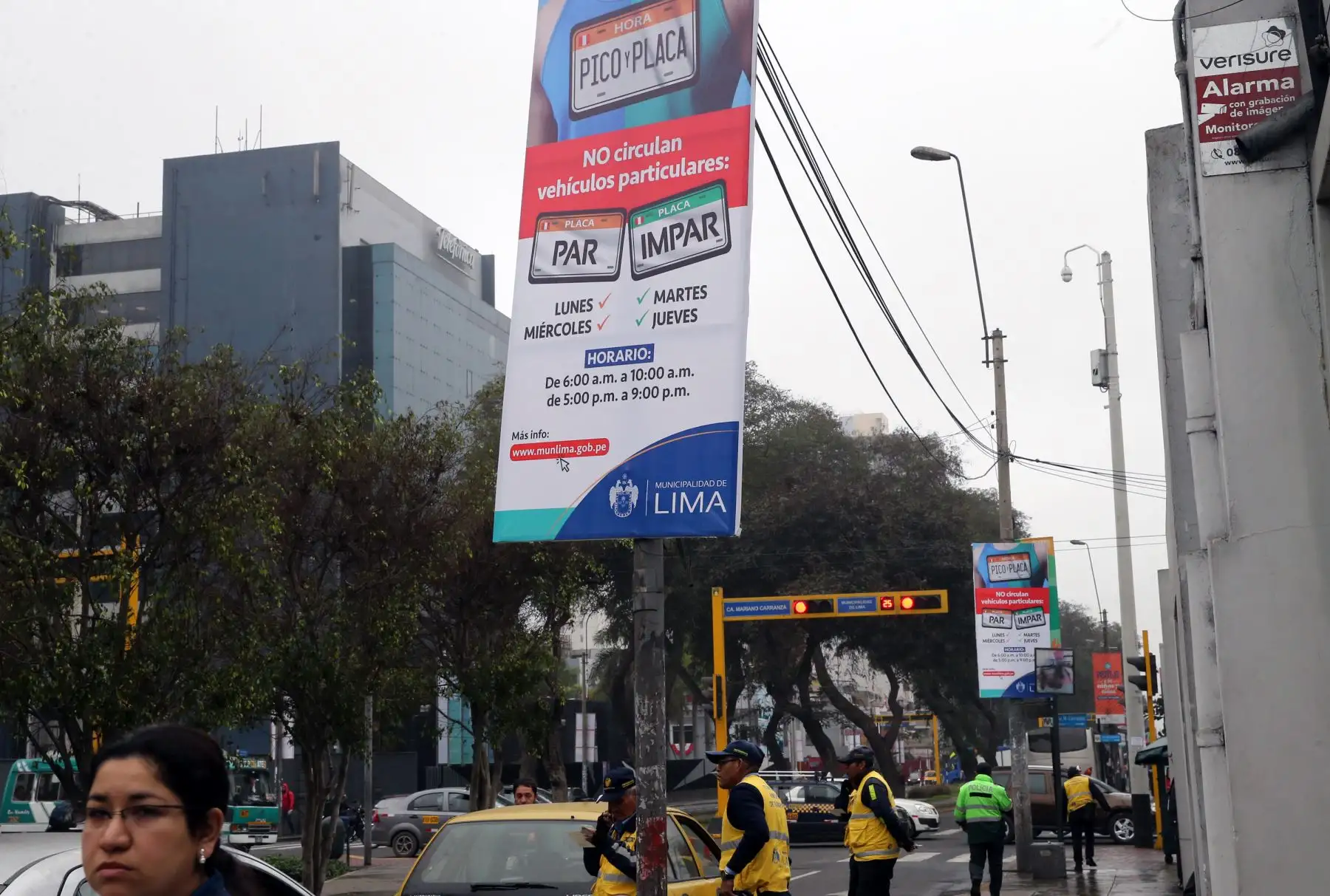 La medida denominada "Hora pico y placa" entró en vigencia hoy para reducir la congestión vehicular en Lima .Foto: ANDINA/Norman Córdova