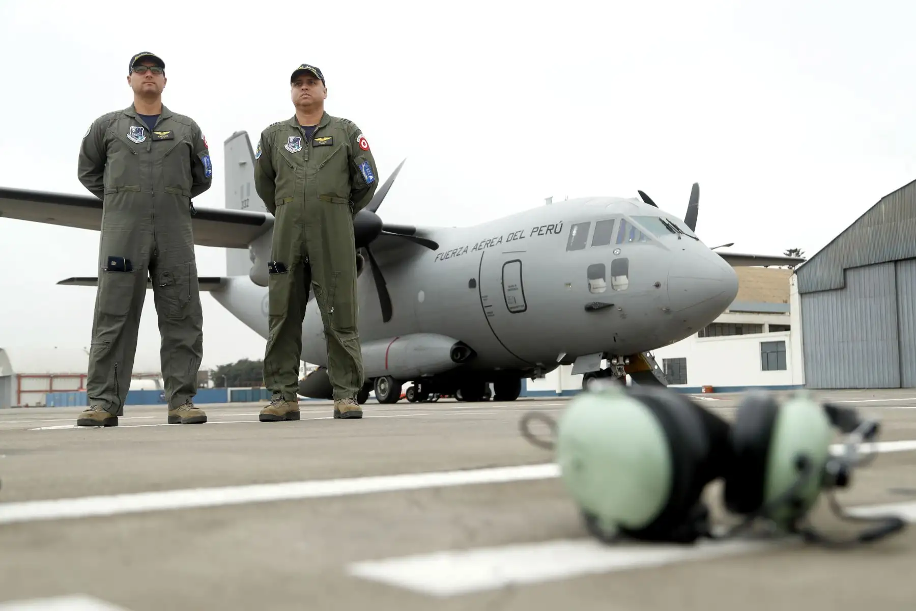 El Mayor, Alonso Ayllon junto al Mayor, Julio Rivas, pilotos de la aeronave C27J Spartan. Foto: ANDINA/Josue Ramos