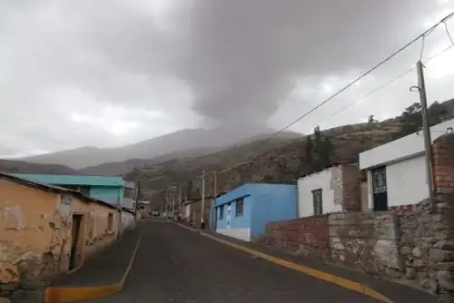 Un equipo de técnicos del Ministerio de Vivienda, Construcción y Saneamiento (MVCS) enviará viviendas de emergencia para salvaguardar la integridad de la población afectada por el proceso eruptivo del volcán Ubinas, ubicado en Moquegua.