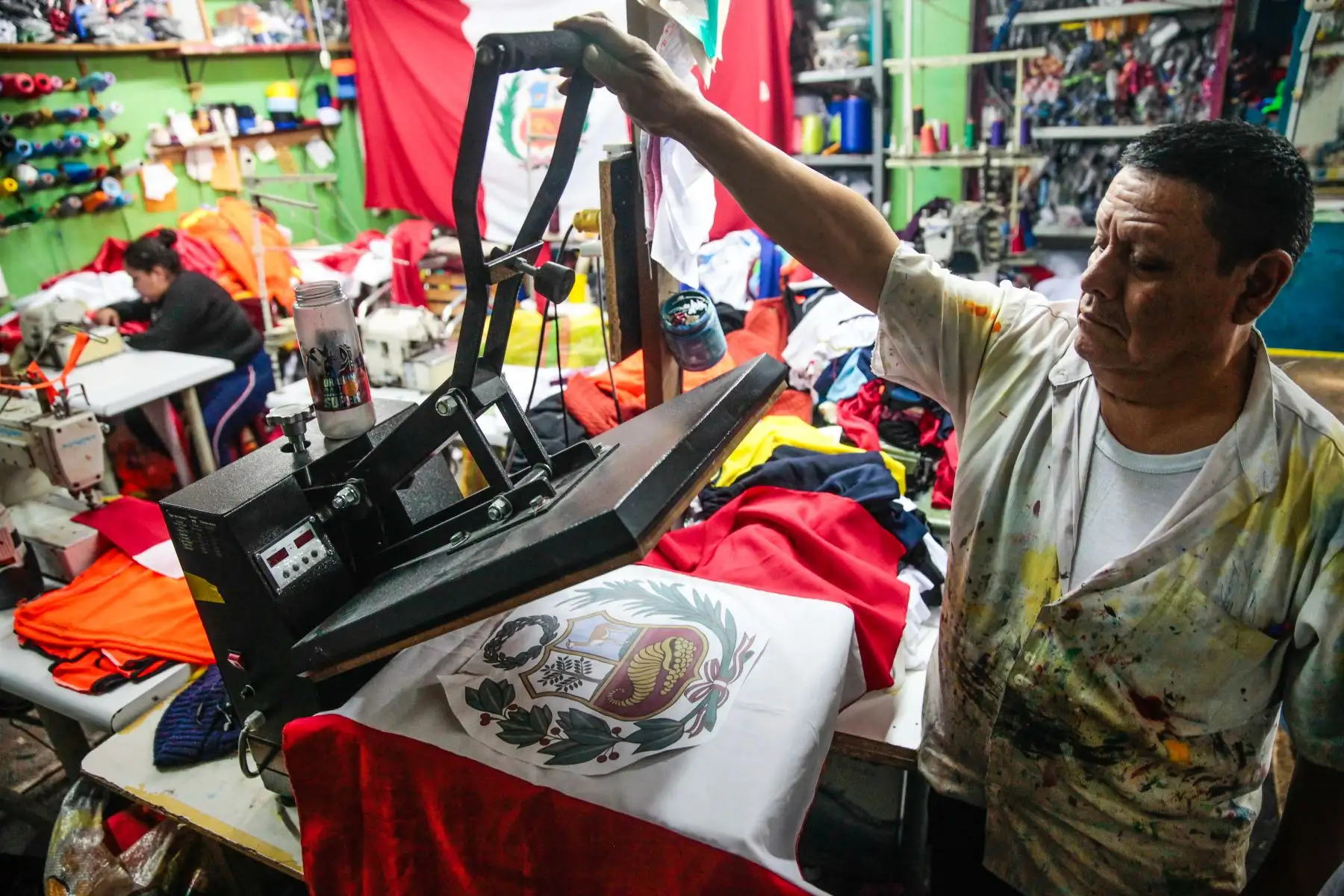 Estampado de banderas en el taller Keyla Sport, ubicado en el emporio textil de Gamarra.
Foto: ANDINA/Miguel Mejía Castro