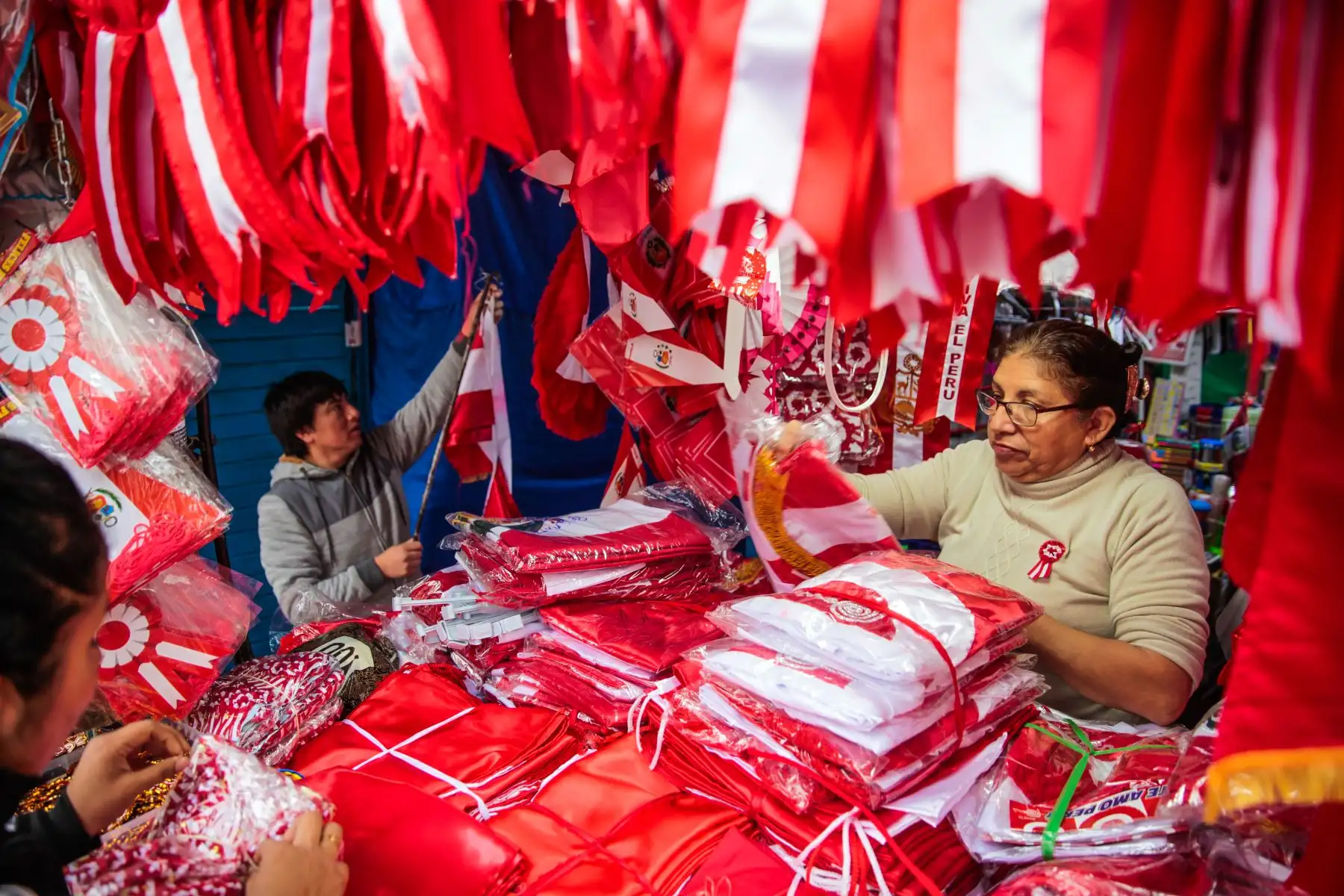 Venta de banderas por fiestas patrias en el Jr. Huallaga, Mercado Central.
Foto: ANDINA/Miguel Mejía Castro