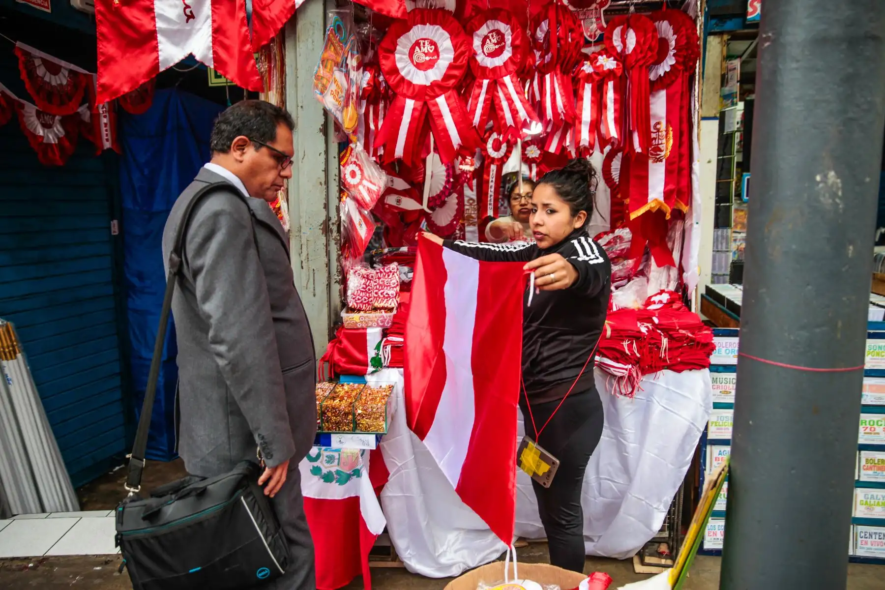 Venta de banderas por fiestas patrias en el Jr. Huallaga, Mercado Central.
Foto: ANDINA/Miguel Mejía Castro