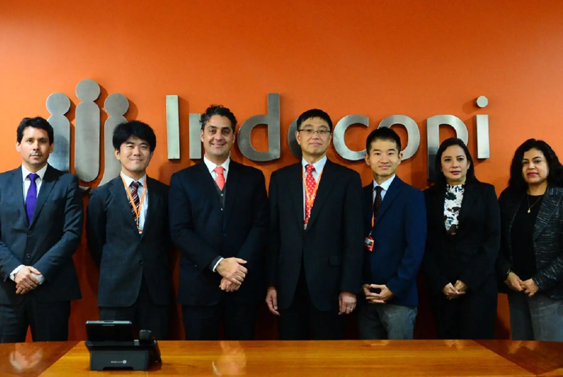 Funcionarios de Indecopi y sus pares japoneses en reunión en Lima. Foto: Cortesía.
