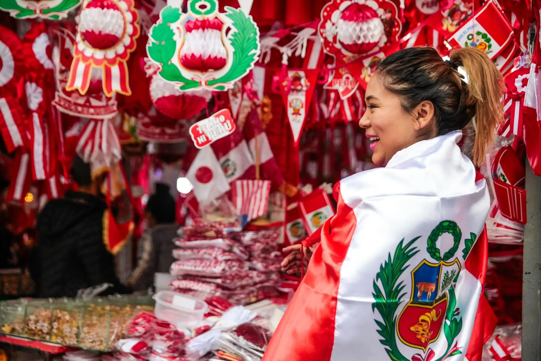 Venta de banderas por fiestas patrias en el Jr. Huallaga, Mercado Central.
Foto: ANDINA/Miguel Mejía Castro