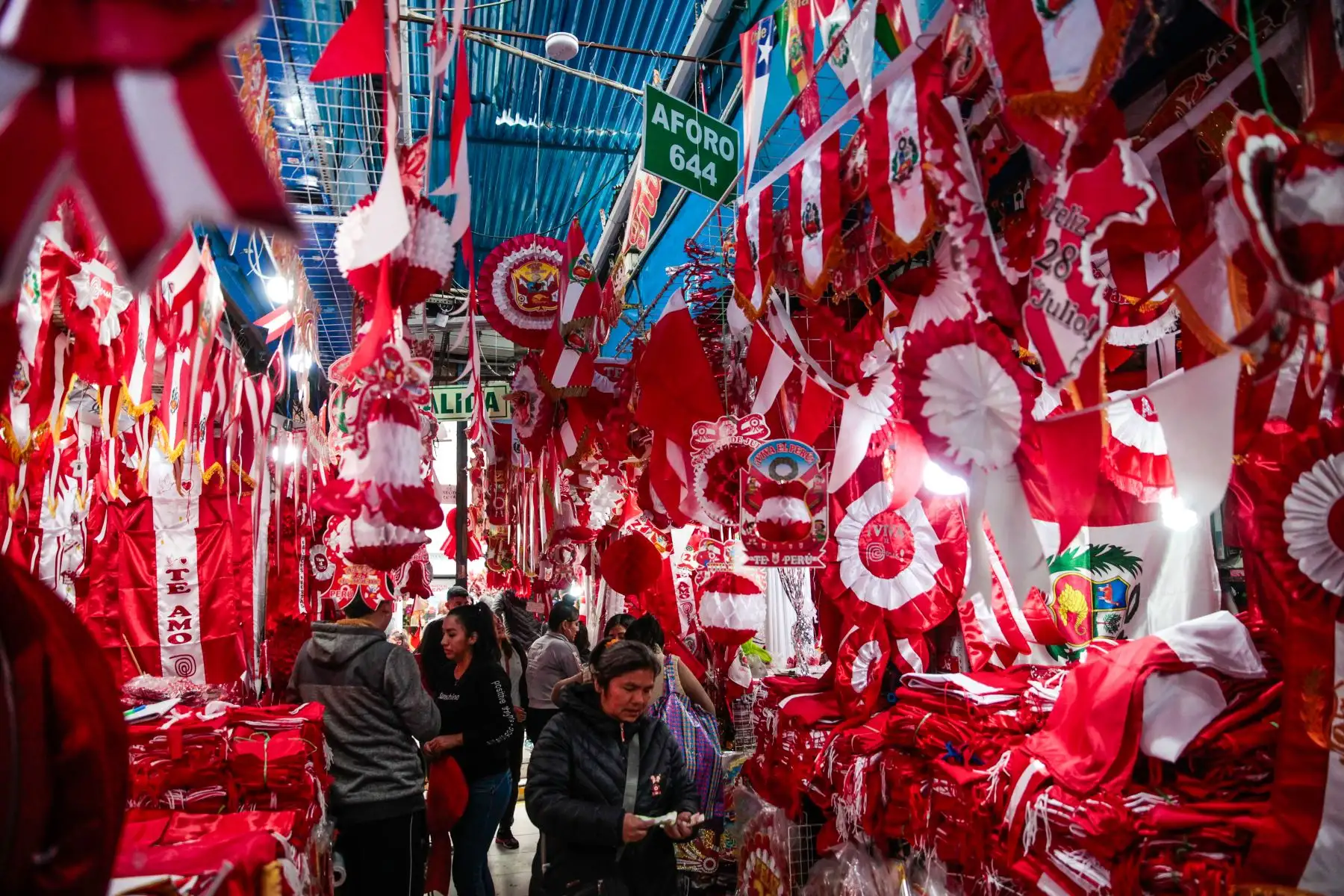 Venta de banderas por fiestas patrias en el Jr. Huallaga, Mercado Central.
Foto: ANDINA/Miguel Mejía Castro