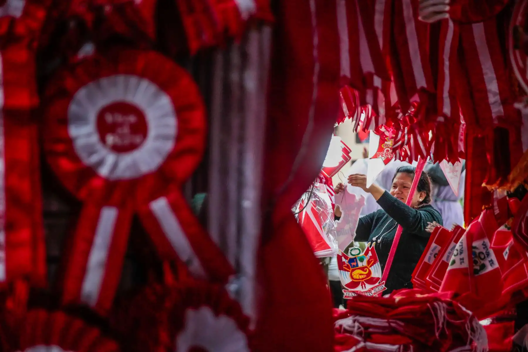 Venta de banderas por fiestas patrias en el Jr. Huallaga, Mercado Central.
Foto: ANDINA/Miguel Mejía Castro