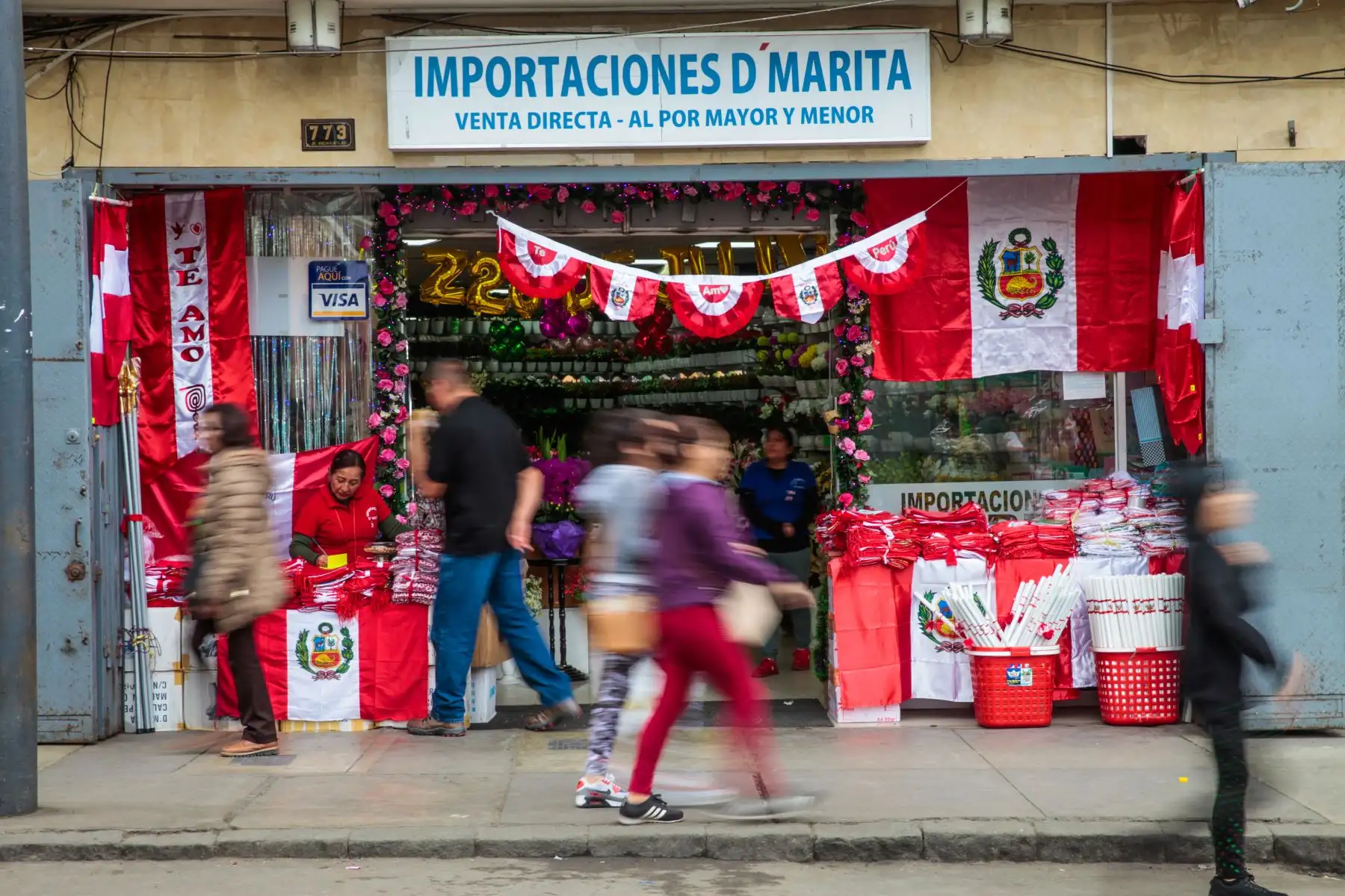 Venta de banderas por fiestas patrias en el Jr. Huallaga, Mercado Central.
Foto: ANDINA/Miguel Mejía Castro