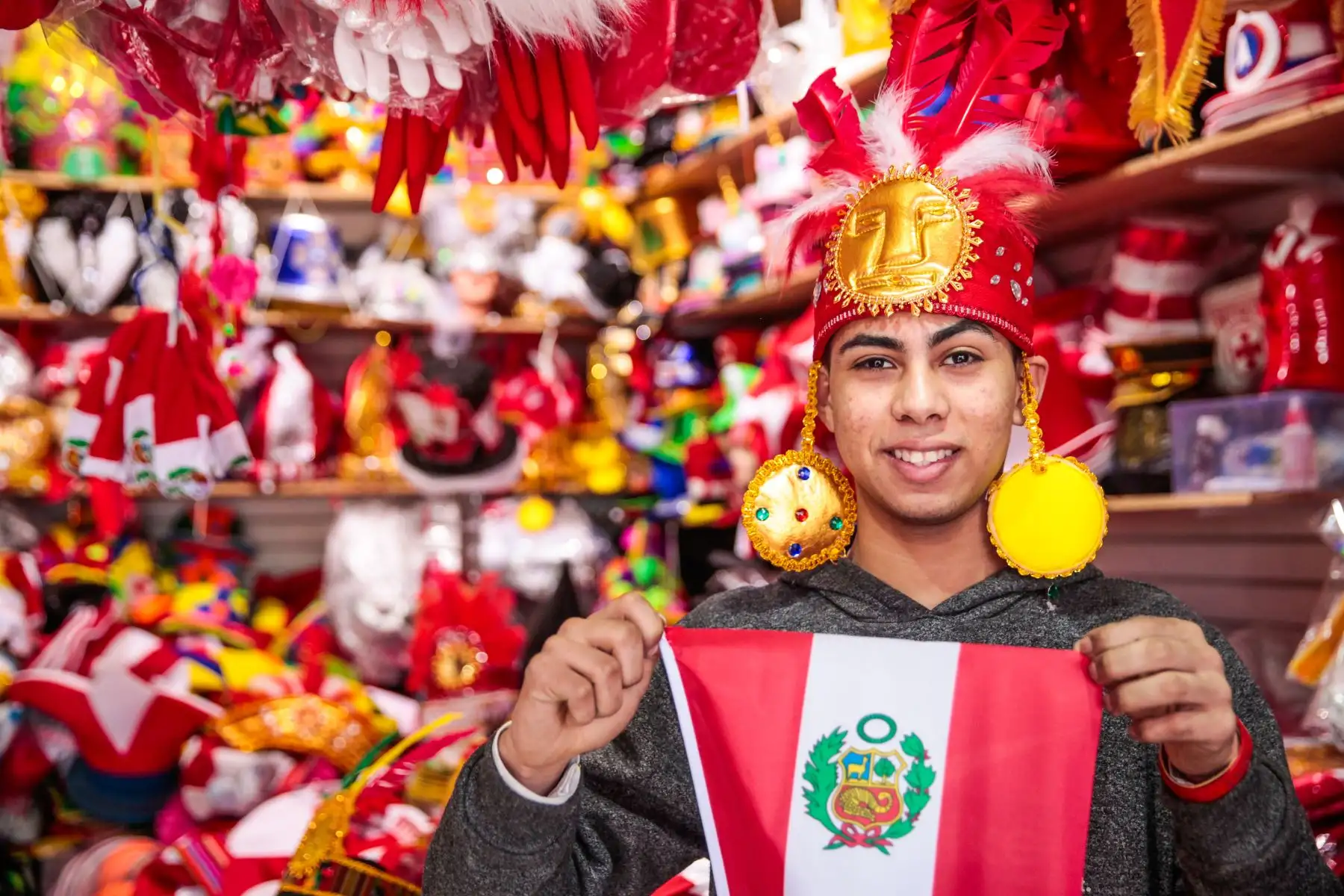 Enmanuel Fernandez, joven venezolano que vende adornos y artículos decorativos por fiestas patrias en el Jr. Huallaga, Mercado Central.
Foto: ANDINA/Miguel Mejía Castro