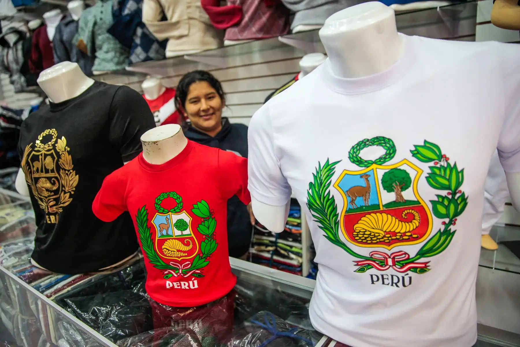 Por fiestas patrias, polos estampados con el escudo de la bandera nacional son vendidos en el Jr. Ayacucho, Mercado Central.
Foto: ANDINA/Miguel Mejía Castro