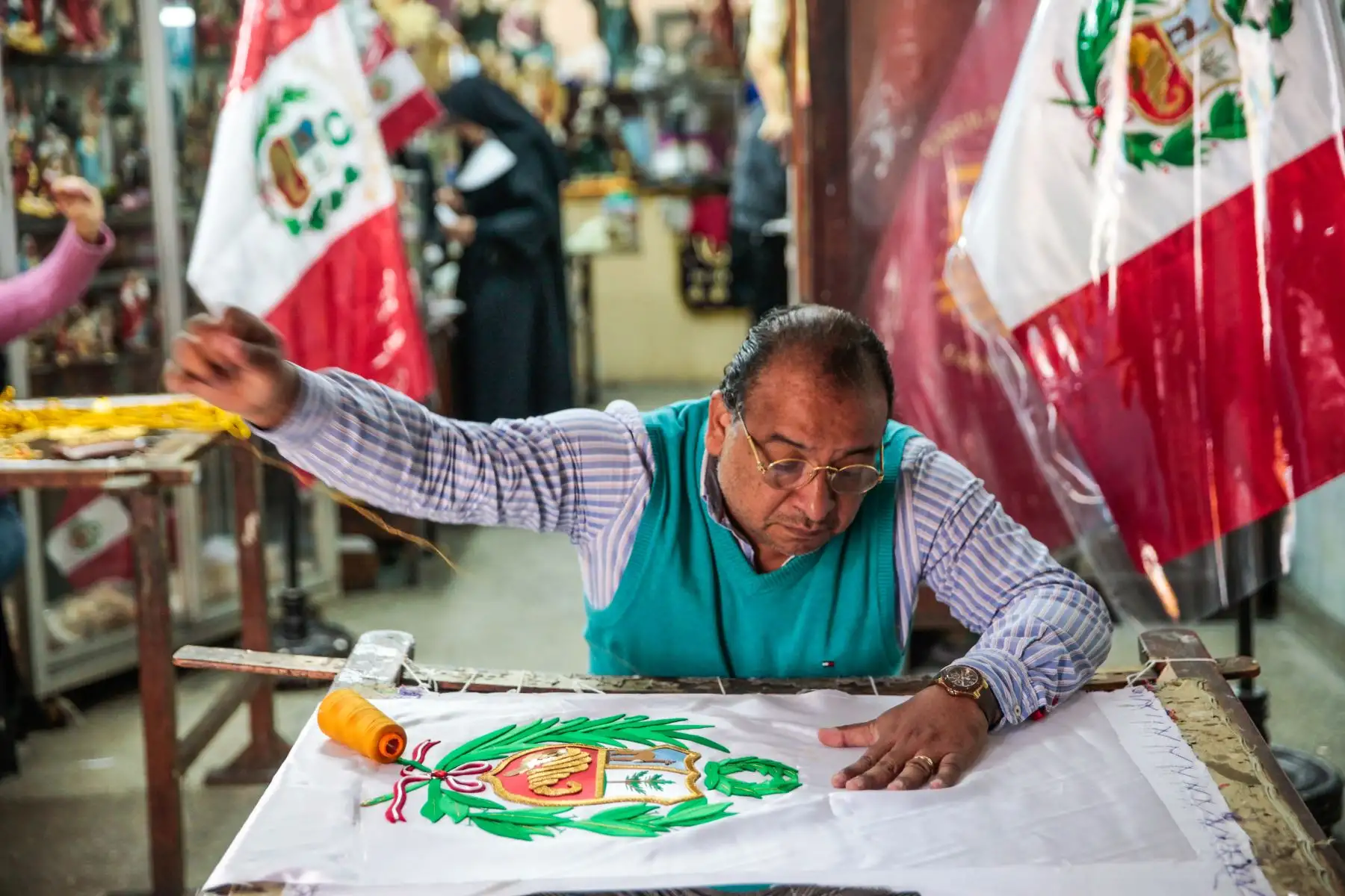 Dante Grados, confecciona en su taller del Jr. Ancash, una de las banderas que el Consejo de Ministros le ha pedido elaborar por fiestas patrias.Foto: ANDINA/Miguel Mejía Castro.