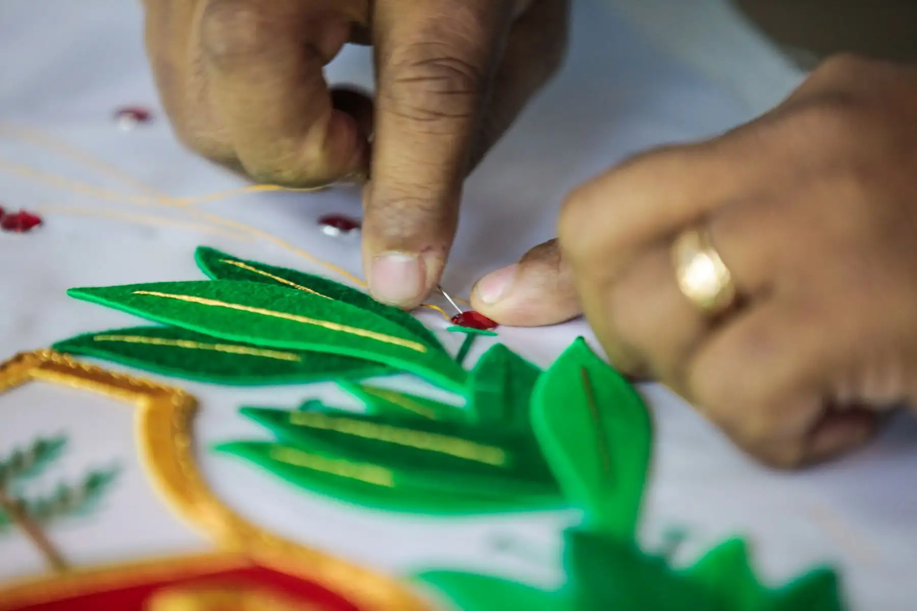 Dante Grados, confecciona en su taller del Jr. Ancash, una de las banderas que el Consejo de Ministros le ha pedido elaborar por fiestas patrias.Foto: ANDINA/ Miguel Mejía Castro.