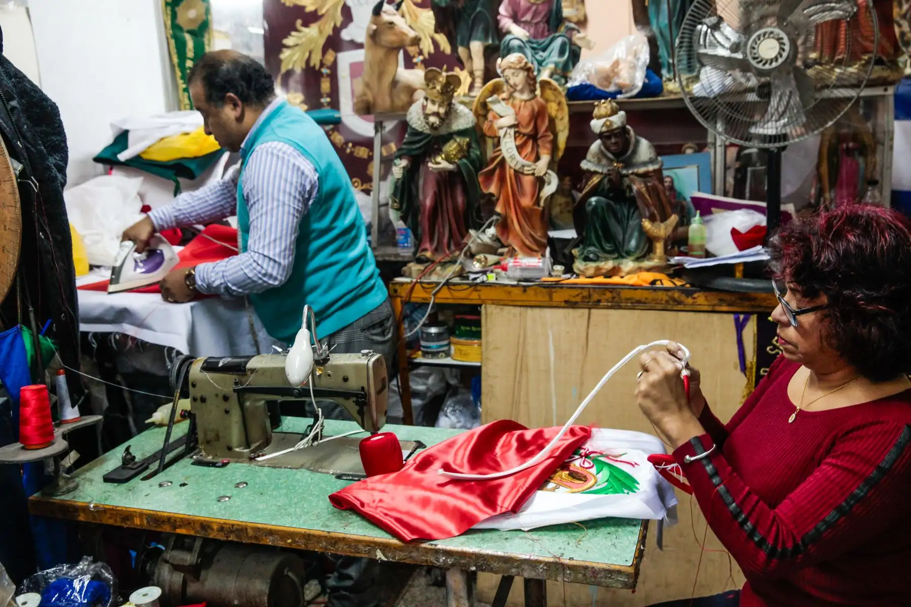 Dante y Juana Grados y confeccionan en su taller del Jr. Ancash, una de las banderas que el Consejo de Ministros le ha pedido elaborar por fiestas patrias.
Foto: ANDINA/ Miguel Mejía Castro.