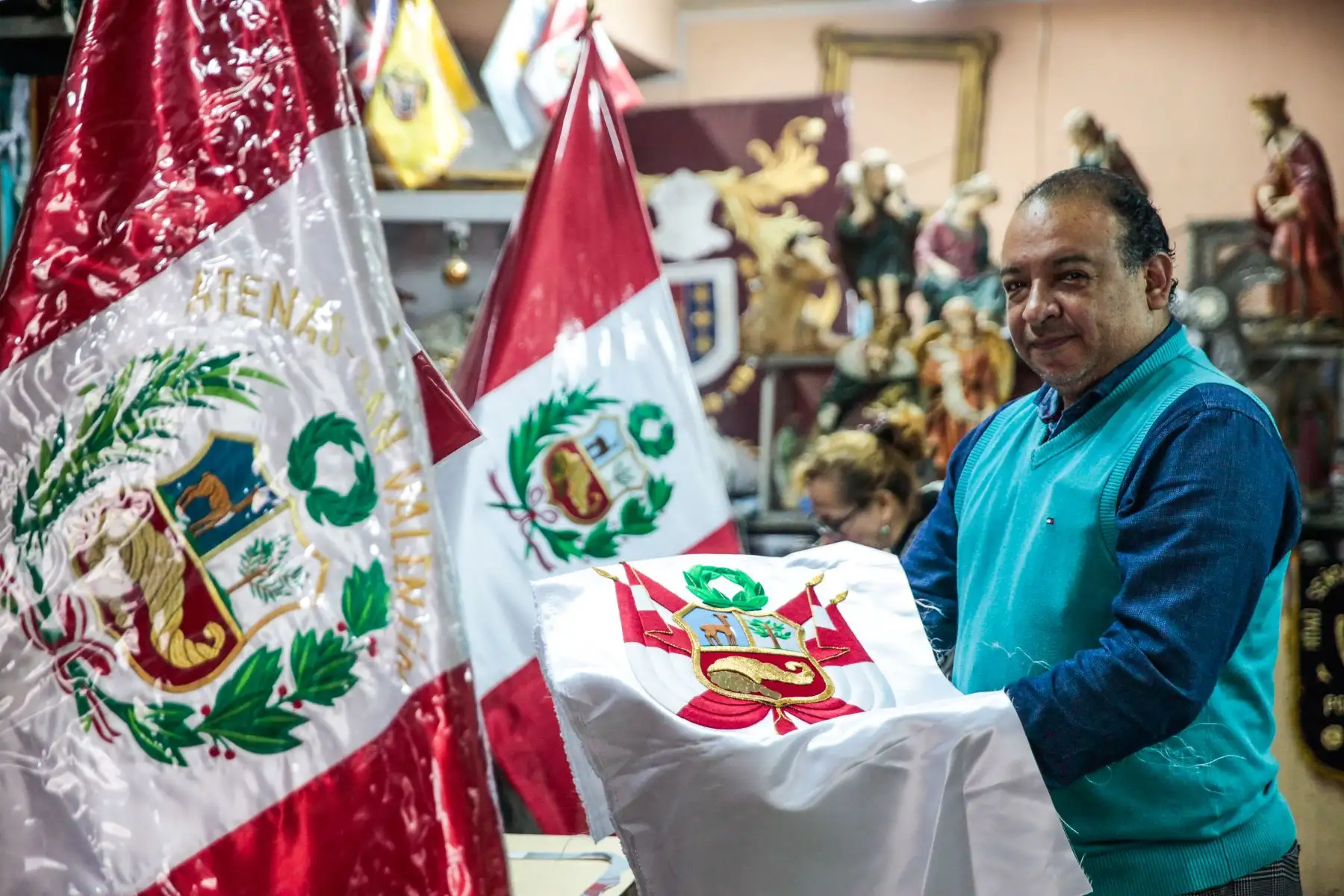Dante Grados, confecciona en su taller del Jr. Ancash, una de las banderas que el Consejo de Ministros le ha pedido elaborar por fiestas patrias.
Foto: ANDINA/ Miguel Mejía Castro.