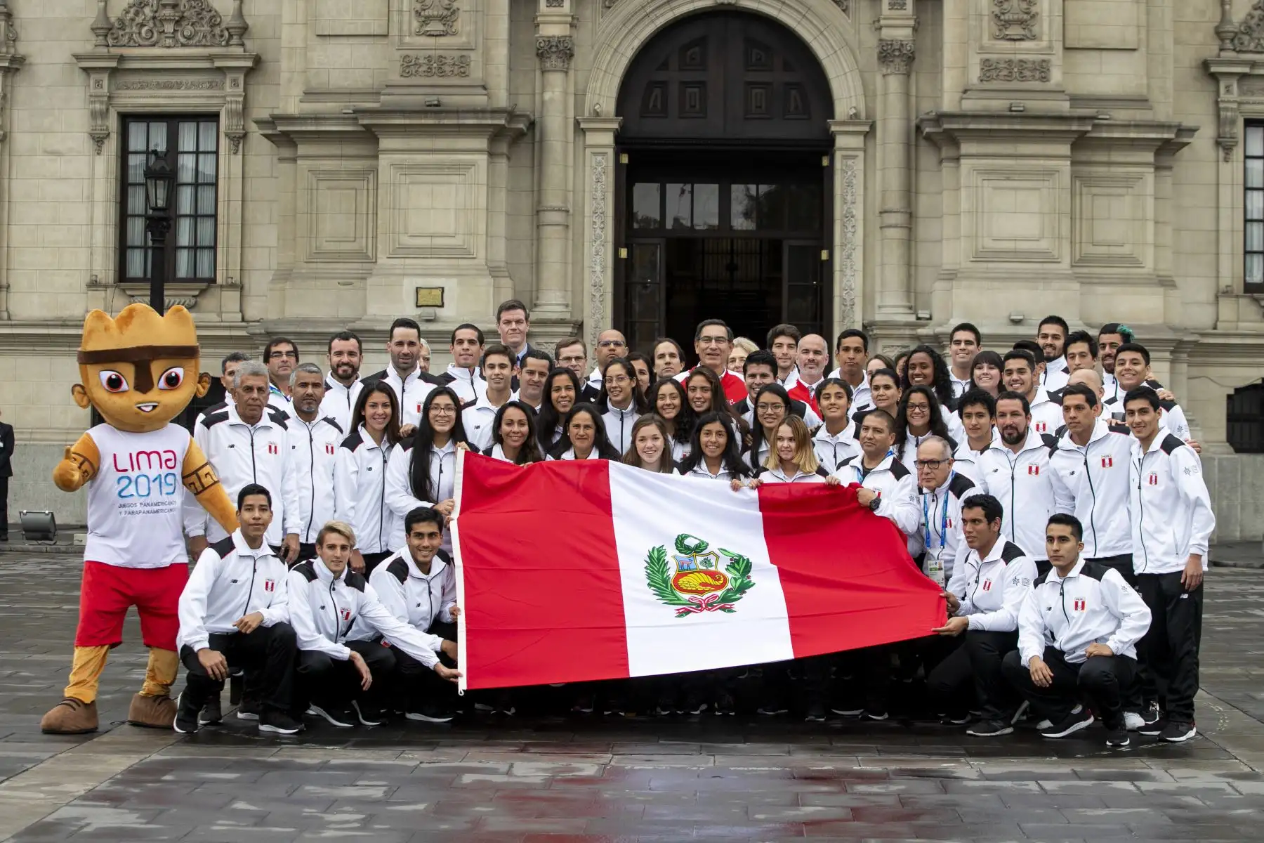 Presidente de la República Vizcarra, entrega la bandera nacional a la delegación peruana que participará en los Juegos Panamericanos 2019. Foto: ANDINA/Prensa Presidencia