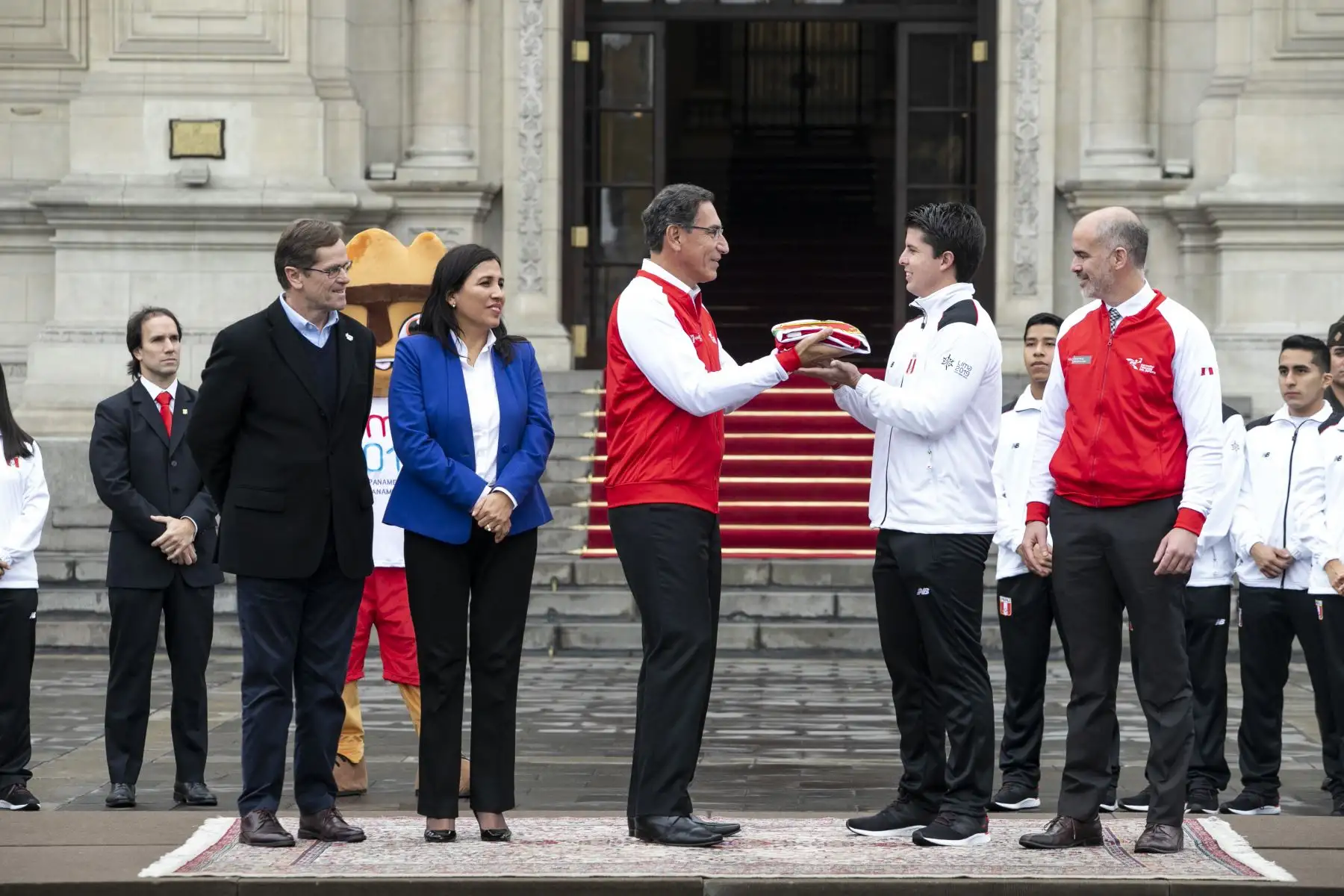 Presidente de la República Vizcarra, entrega la bandera nacional a la delegación peruana que participará en los Juegos Panamericanos 2019. Foto: ANDINA/Prensa Presidencia