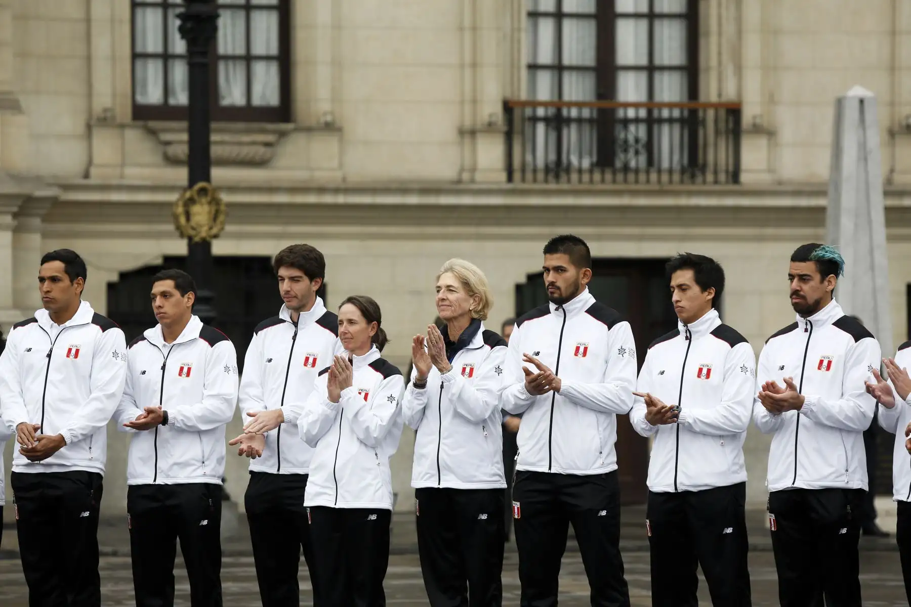 Presidente de la República Vizcarra, entrega la bandera nacional a la delegación peruana que participará en los Juegos Panamericanos 2019. Foto: ANDINA/Prensa Presidencia