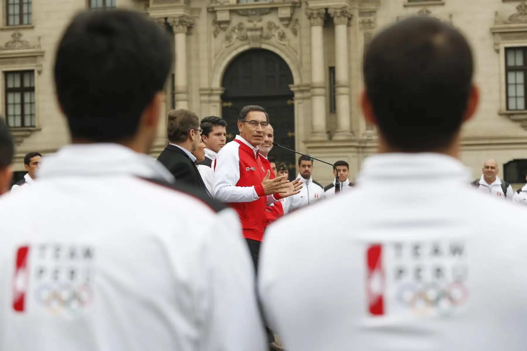 Presidente de la República, Martín Vizcarra, entrega la bandera nacional a la delegación peruana que participará en los Juegos Panamericanos 2019. Foto: ANDINA/Prensa Presidencia