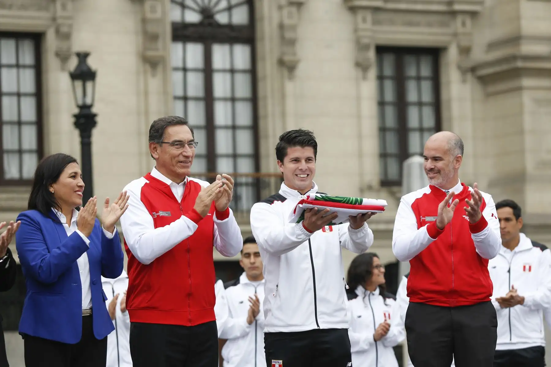 Presidente de la República, Martín Vizcarra, entrega la bandera nacional a la delegación peruana que participará en los Juegos Panamericanos 2019. Foto: ANDINA/Prensa Presidencia