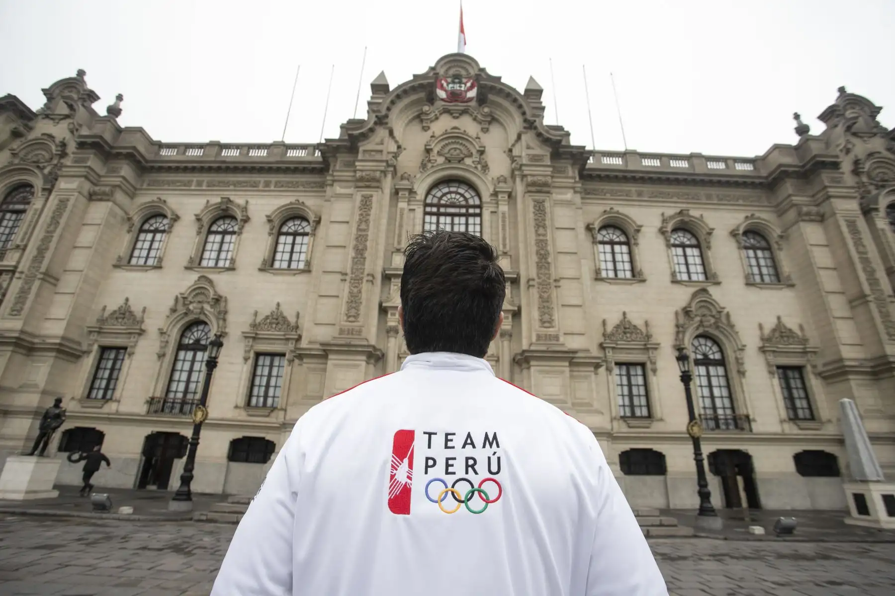Presidente de la República, Martín Vizcarra, entrega la bandera nacional a la delegación peruana que participará en los Juegos Panamericanos 2019. Foto: ANDINA/Prensa Presidencia