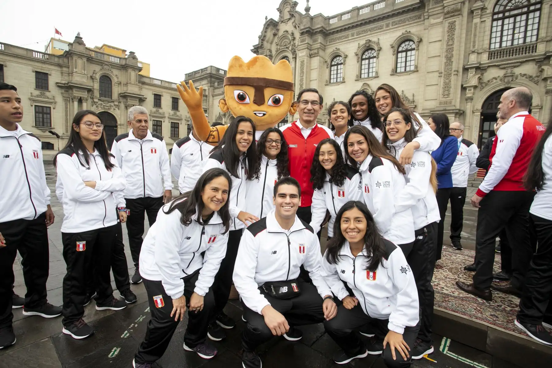 Presidente de la República, Martín Vizcarra, entrega la bandera nacional a la delegación peruana que participará en los Juegos Panamericanos 2019. Foto: ANDINA/Prensa Presidencia