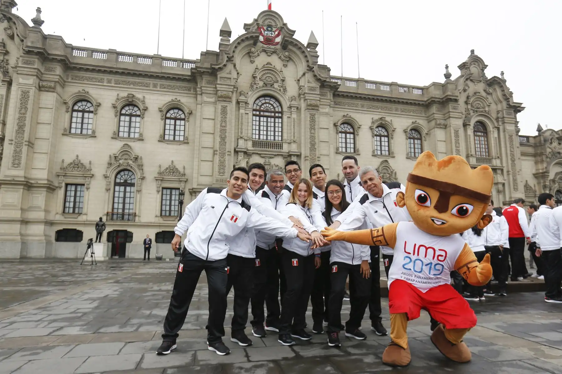 Presidente de la República, Martín Vizcarra, entrega la bandera nacional a la delegación peruana que participará en los Juegos Panamericanos 2019. Foto: ANDINA/Prensa Presidencia
