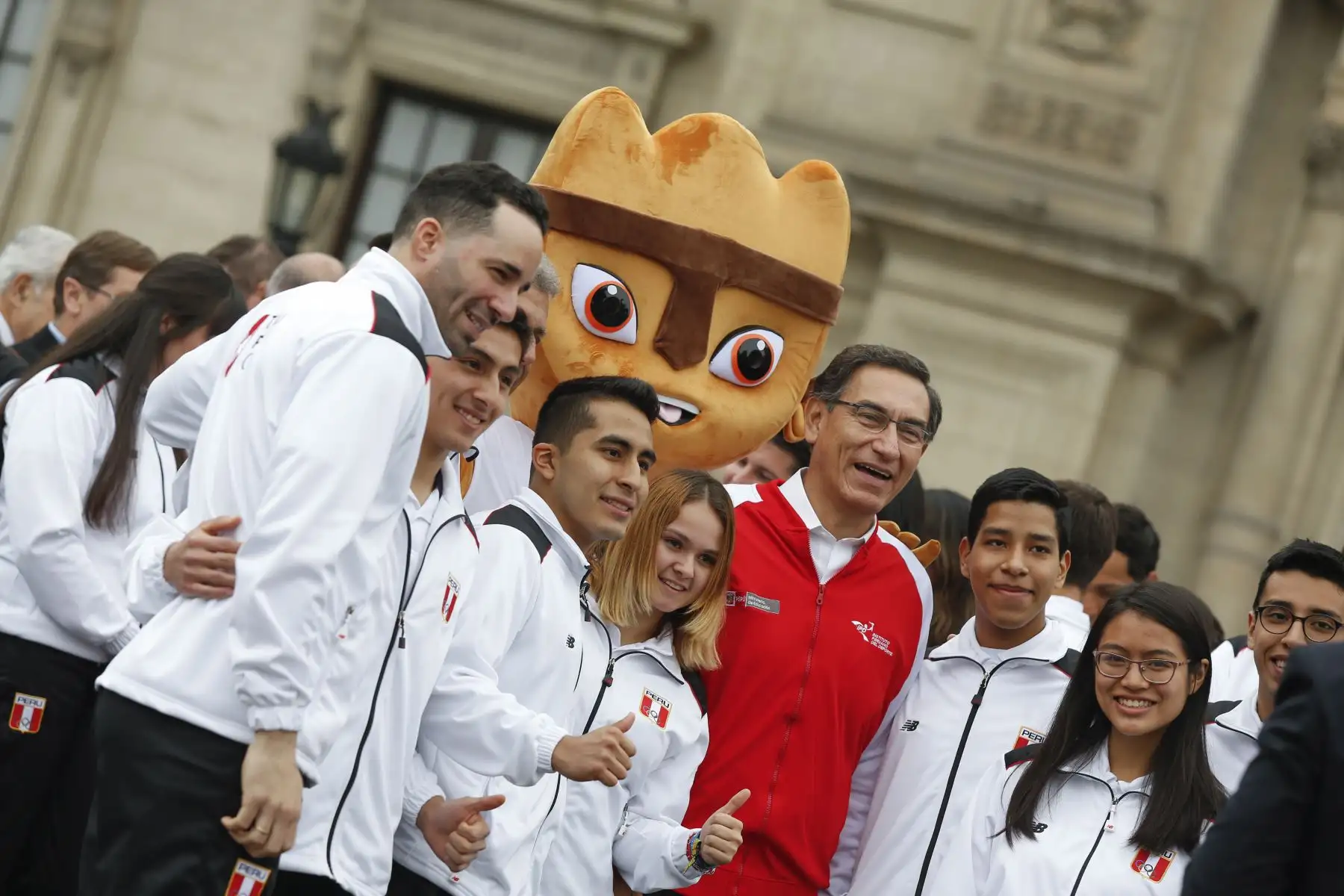 Presidente de la República, Martín Vizcarra, entrega la bandera nacional a la delegación peruana que participará en los Juegos Panamericanos 2019. Foto: ANDINA/Prensa Presidencia