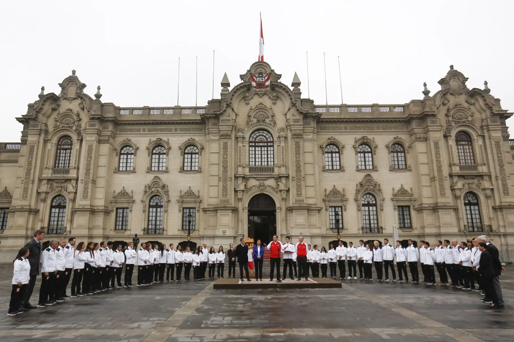 Presidente de la República, Martín Vizcarra, entrega la bandera nacional a la delegación peruana que participará en los Juegos Panamericanos 2019. Foto: ANDINA/Prensa Presidencia