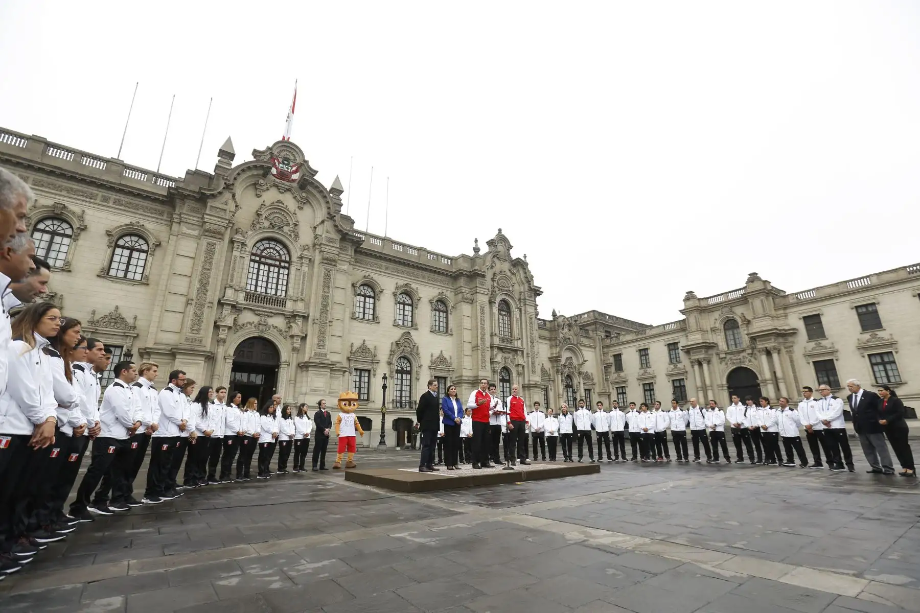 Presidente de la República, Martín Vizcarra, entrega la bandera nacional a la delegación peruana que participará en los Juegos Panamericanos 2019. Foto: ANDINA/Prensa Presidencia