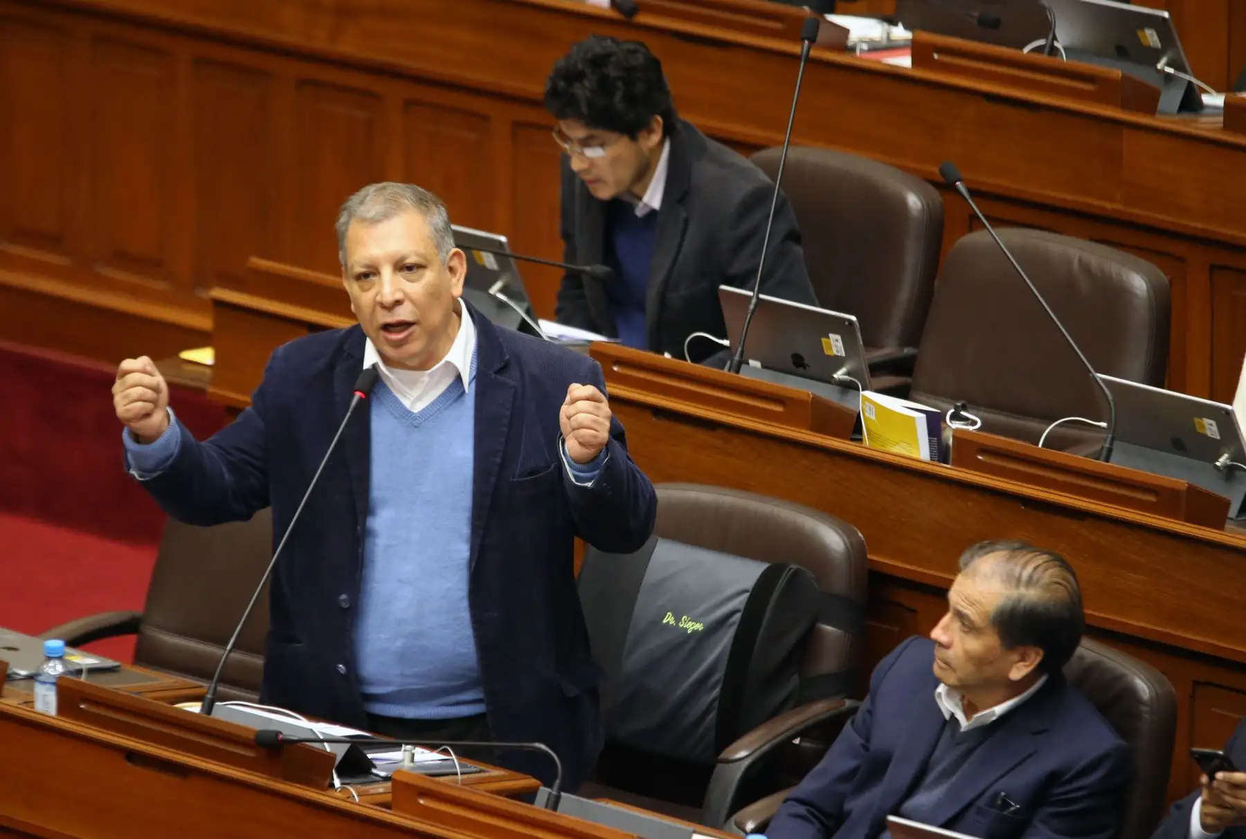 Congresista Marco Arana participa en el pleno del Congreso que debate los proyectos de reforma política presentadas por el Poder Ejecutivo.  
Foto: ANDINA/Norman Córdova