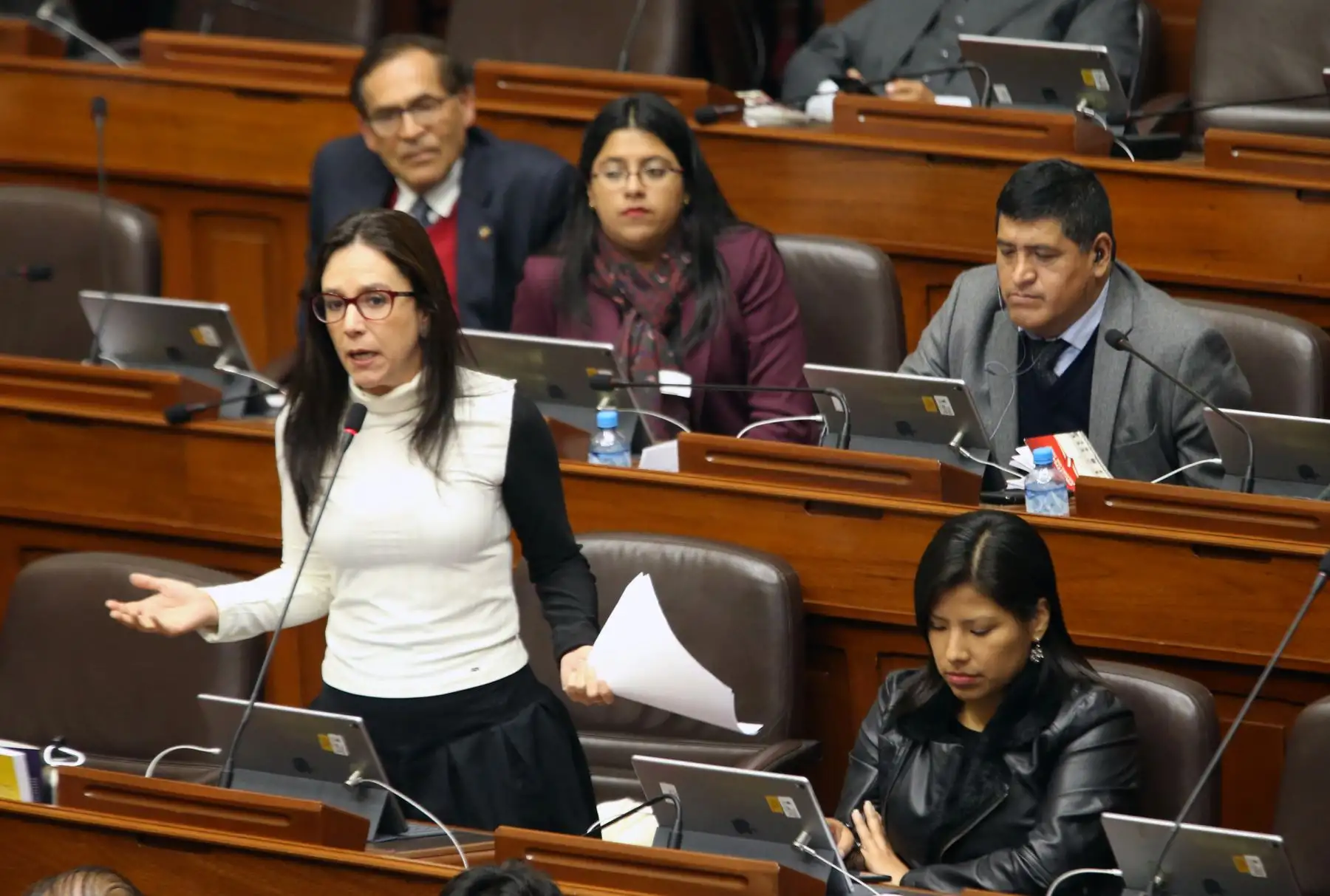 Congresista Marisa Glave participa en  el pleno del Congreso que  debate los proyectos de reforma política presentadas por el Poder Ejecutivo.  
Foto: ANDINA/Norman Córdova