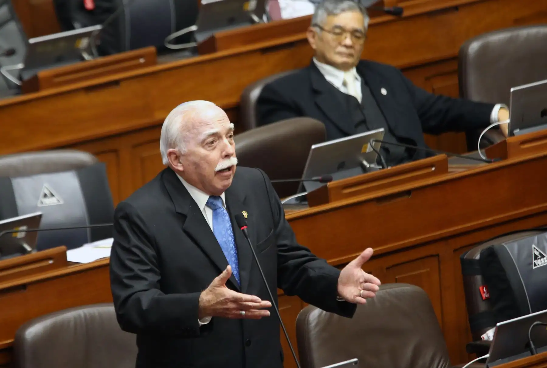 Congresista Carlos Tubino participa en el pleno del Congreso que  debate los proyectos de reforma política presentadas por el Poder Ejecutivo.  
Foto: ANDINA/Norman Córdova