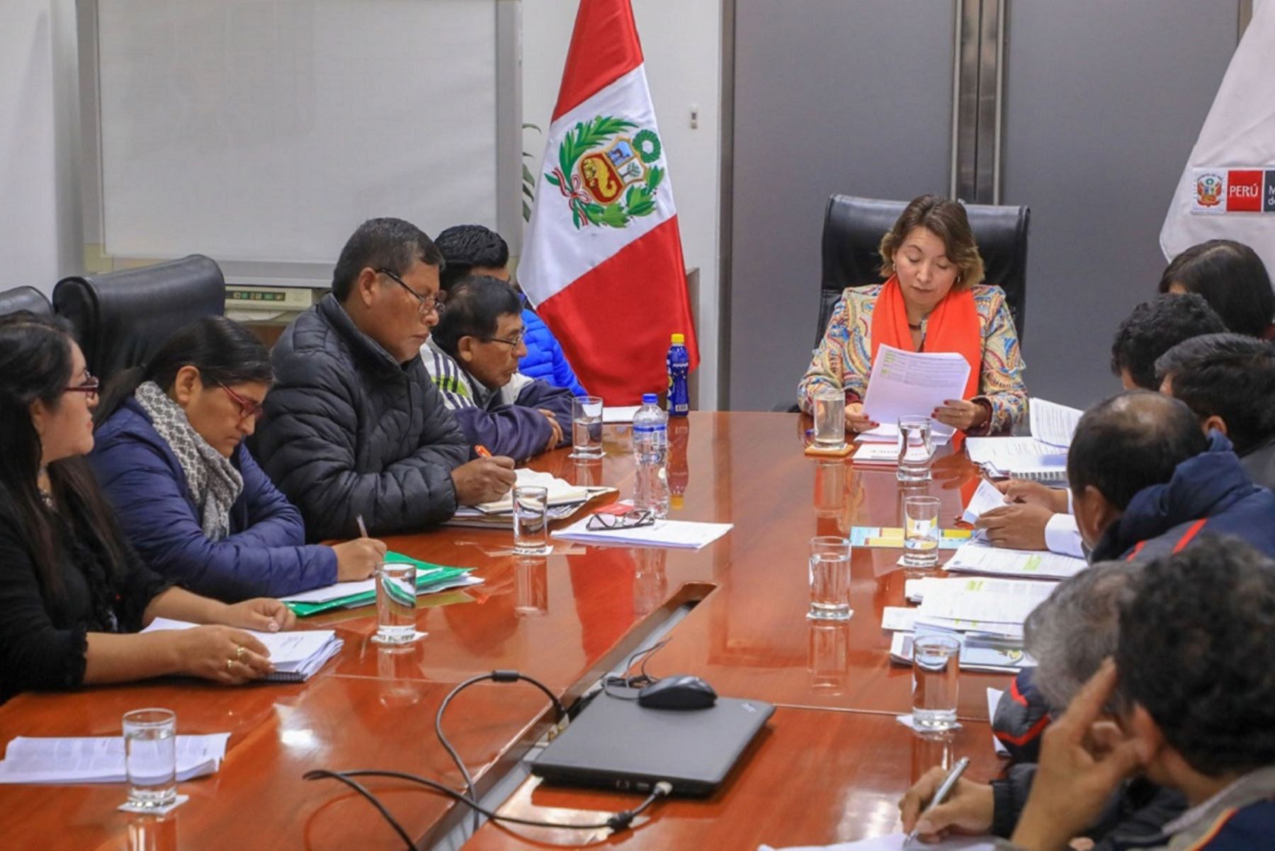 Ministra de la Producción, Rocío Barrios se reunió con pescadores artesanales. Foto: Cortesía.