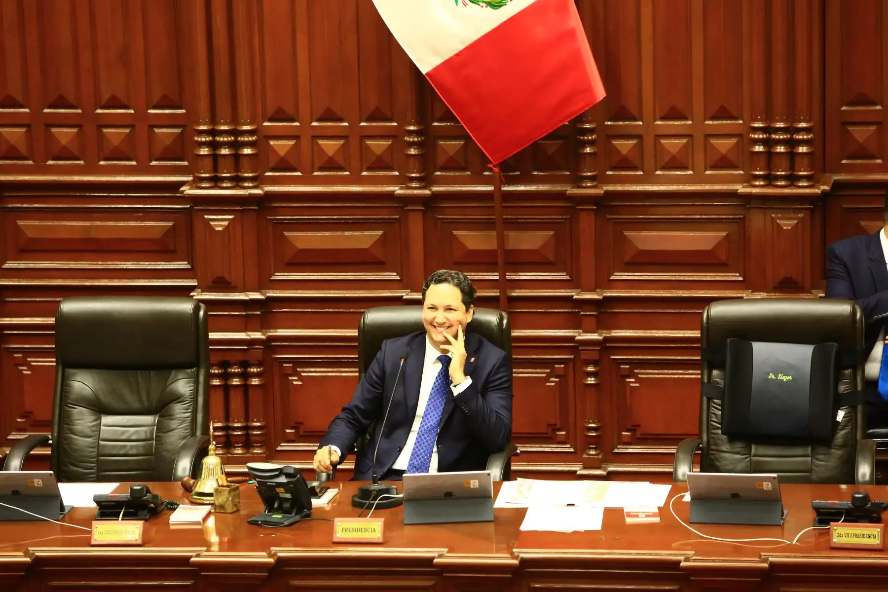 Presidente del Congreso, Daniel Salaverry dirige  el pleno del Congreso que  debate los proyectos de reforma política presentadas por el Poder Ejecutivo.  
Foto: ANDINA/Pedro Cardenas