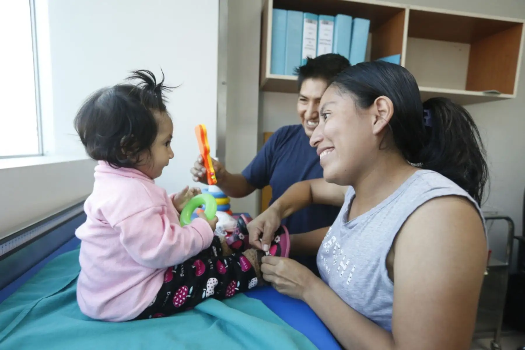 Durante la primera infancia es fundamental que la madre y el padre de la niña o niño le expresen amor y atención para que más adelante sea una persona emocionalmente segura.  ANDINA/Difusión