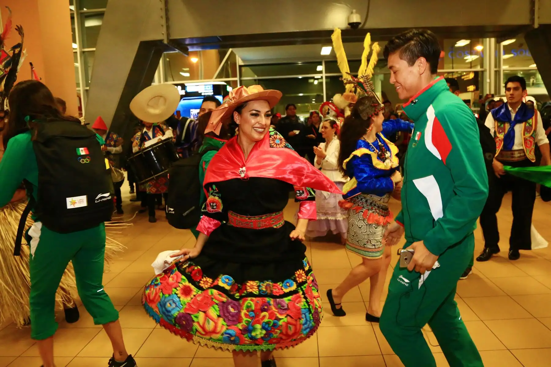 Alcalde de Lima, Jorge Muñoz recibe en el aeropuerto Jorge Chavez a la delegación mexicana que participará  en los XVIII Juegos Panamericanos y Juegos Parapanamericanos.
Foto: ANDINA/Pedro Cardenas