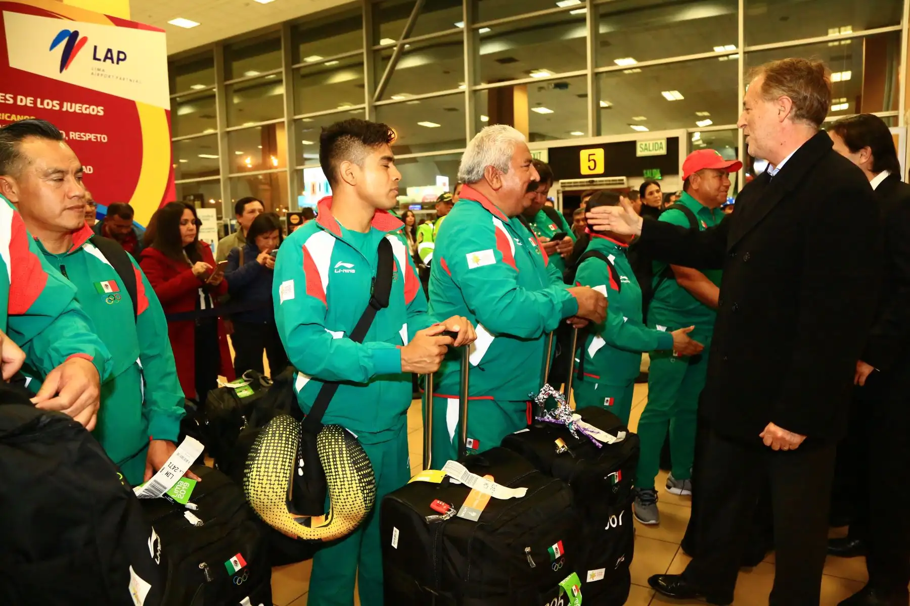 Alcalde de Lima, Jorge Muñoz recibe en el aeropuerto Jorge Chavez a la delegación mexicana que participará  en los XVIII Juegos Panamericanos y Juegos Parapanamericanos.
Foto: ANDINA/Pedro Cardenas