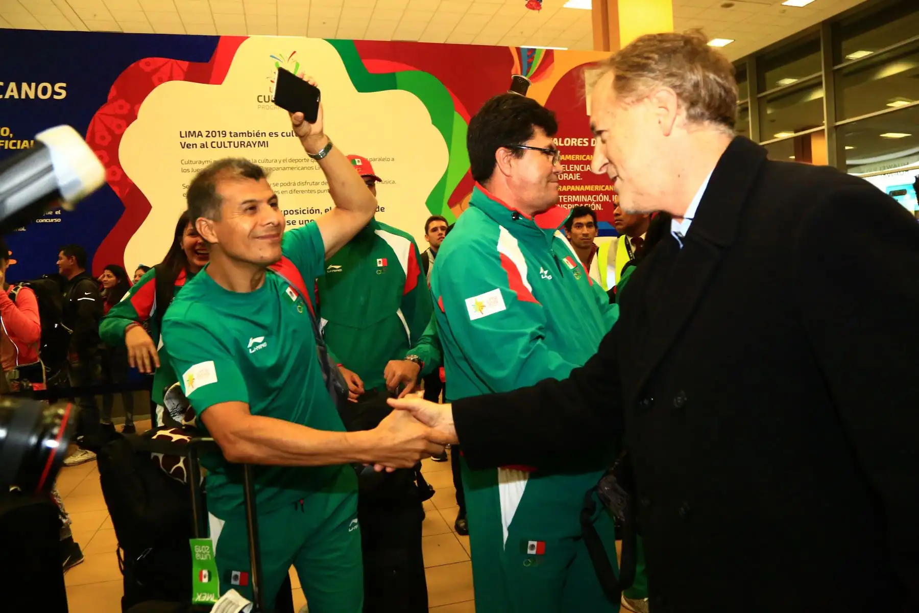 Alcalde de Lima, Jorge Muñoz recibe en el aeropuerto Jorge Chavez a la delegación mexicana que participará  en los XVIII Juegos Panamericanos y Juegos Parapanamericanos.
Foto: ANDINA/Pedro Cardenas