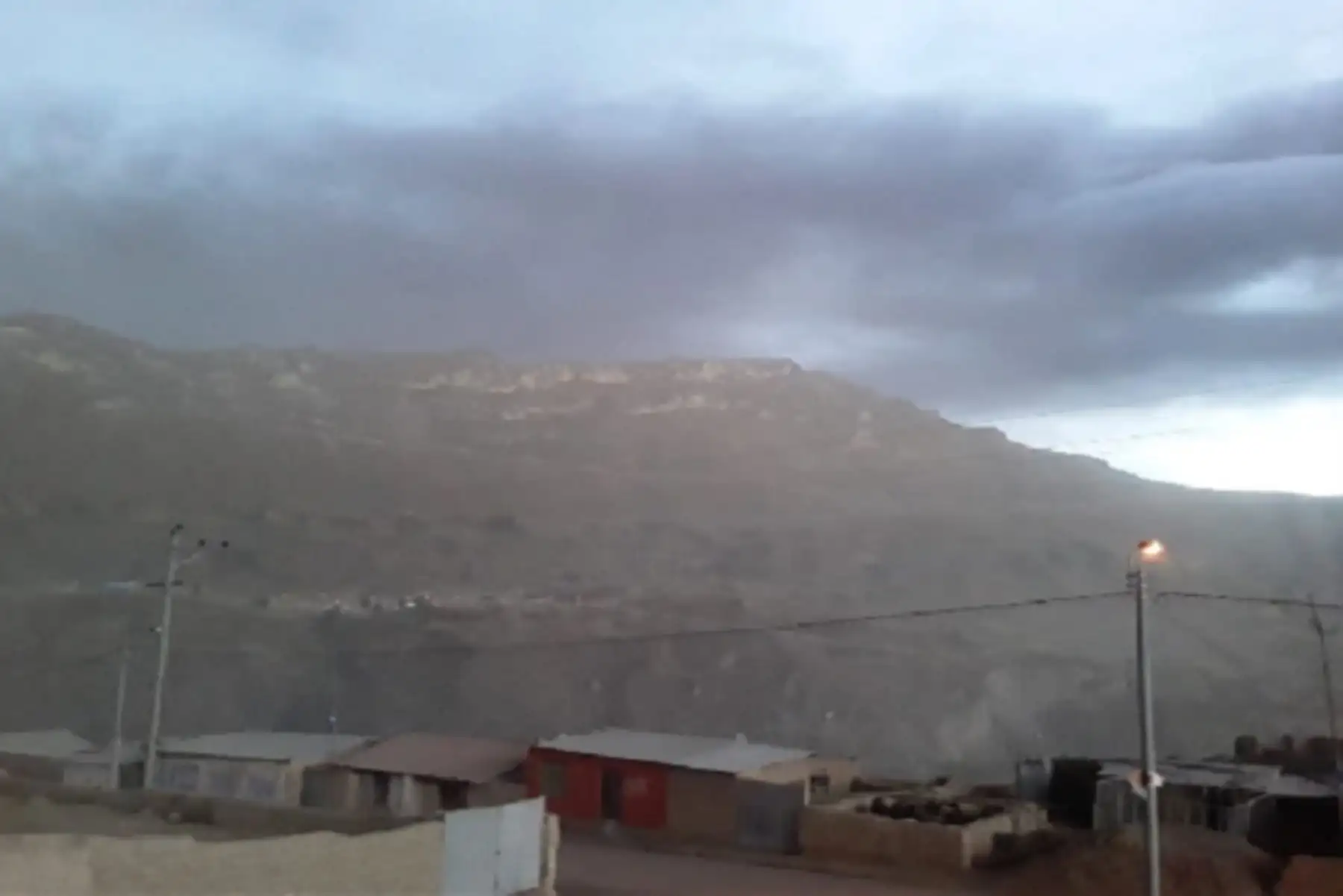 La Plataforma Provincial de Defensa Civil de General Sánchez Cerro exhorta a los municipios que se encuentran declarados en emergencia por la erupción del volcán Ubinas, ubicado en Moquegua, elaborar las fichas de emergencia para la limpieza y mantenimiento de las instituciones educativas, previo al reinicio de labores educativas.ANDINA/Difusión