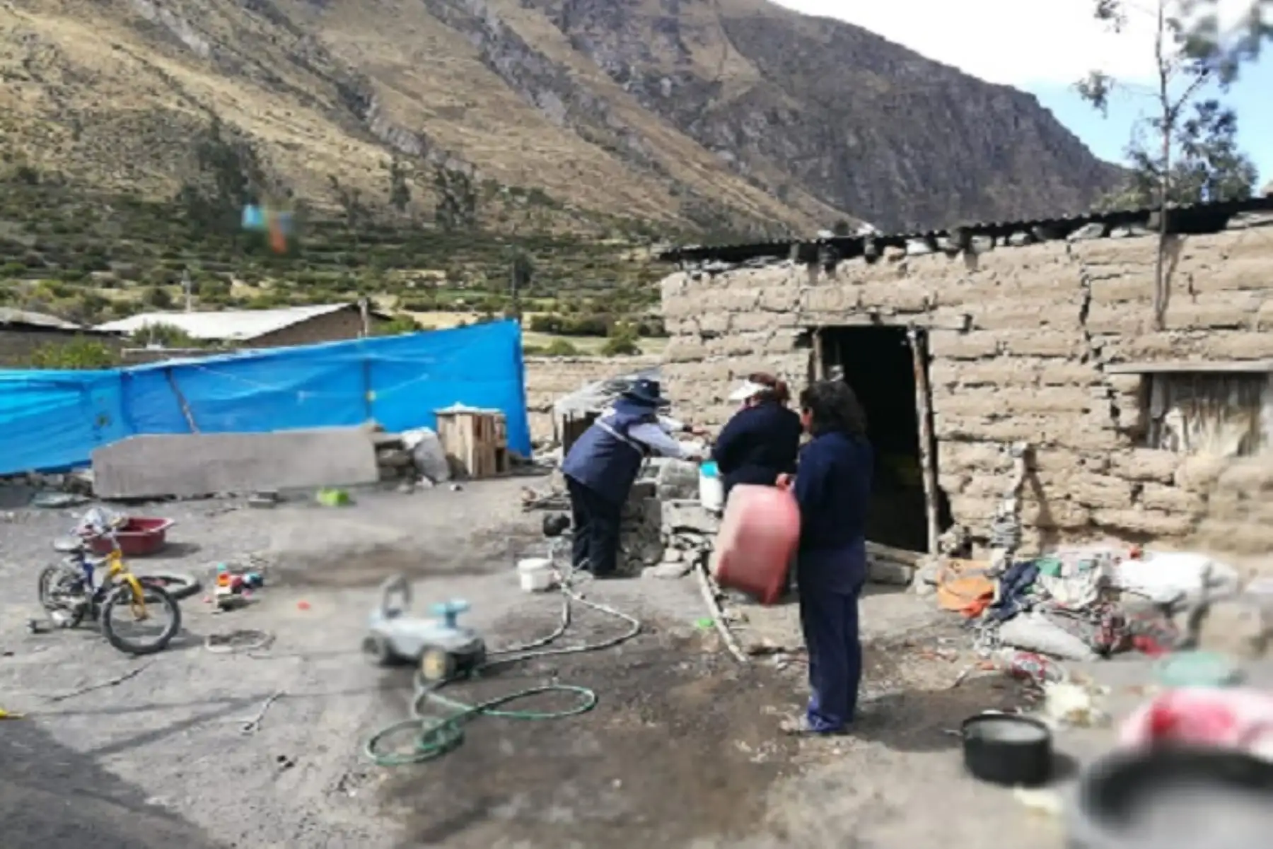 Hay pobladores que no desean evacuar de las zonas aledañas al volcán Ubinas, ubicado en la región Moquegua, pese al incremento de su actividad, hasta que el nivel de alerta cambie a roja o que el proceso eruptivo sea de grandes proporciones, sostuvo el jefe del Instituto Nacional de Defensa Civil (Indeci), Jorge Chávez.