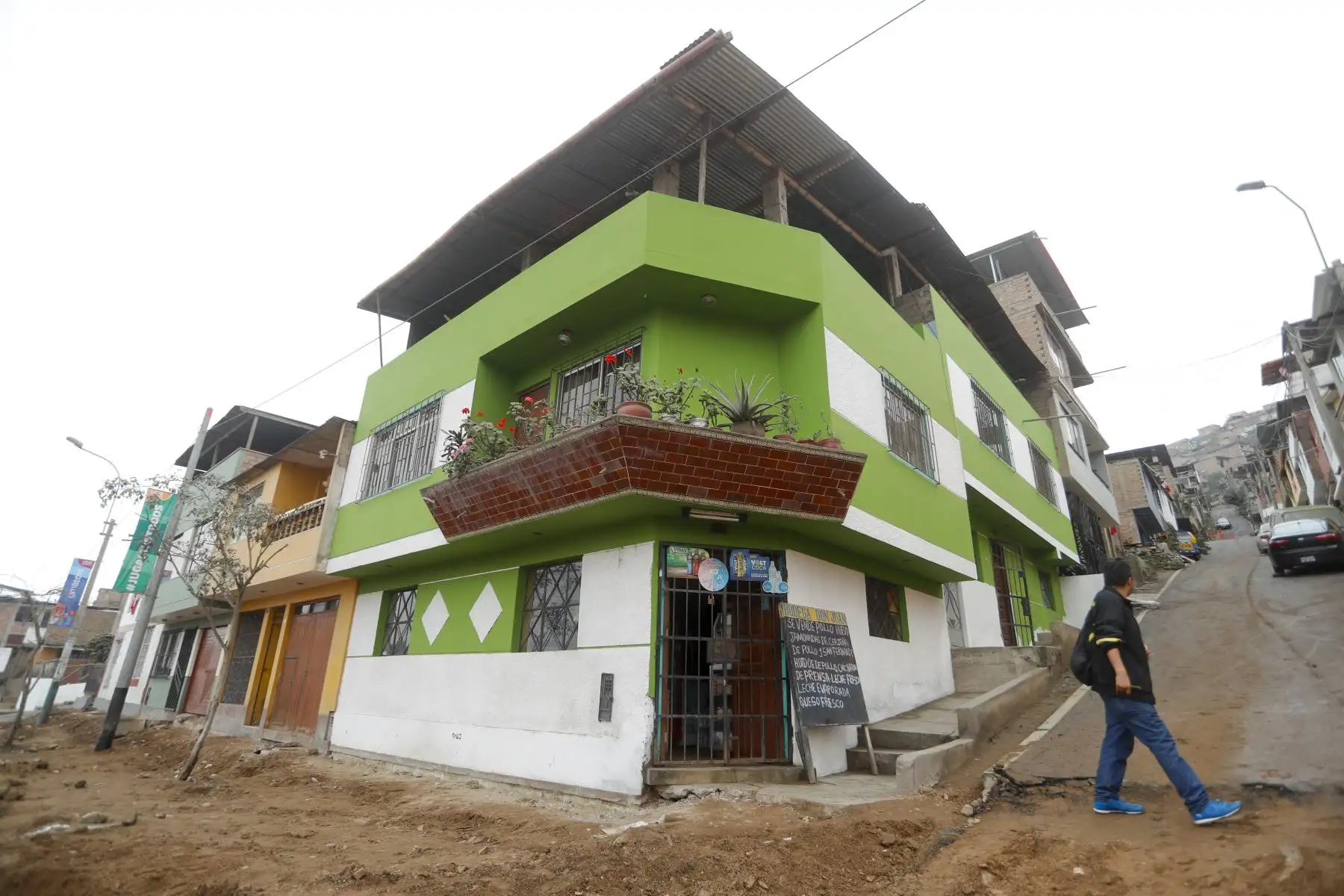 Un grupo de voluntarios pintaran 800 casas de los ciudadanos de Villa Maria el Triunfo  para darle una nueva imagen a las viviendas de los alrededor del complejo deportivo Andres Avelino Caceres. Foto: ANDINA/Josue Ramos