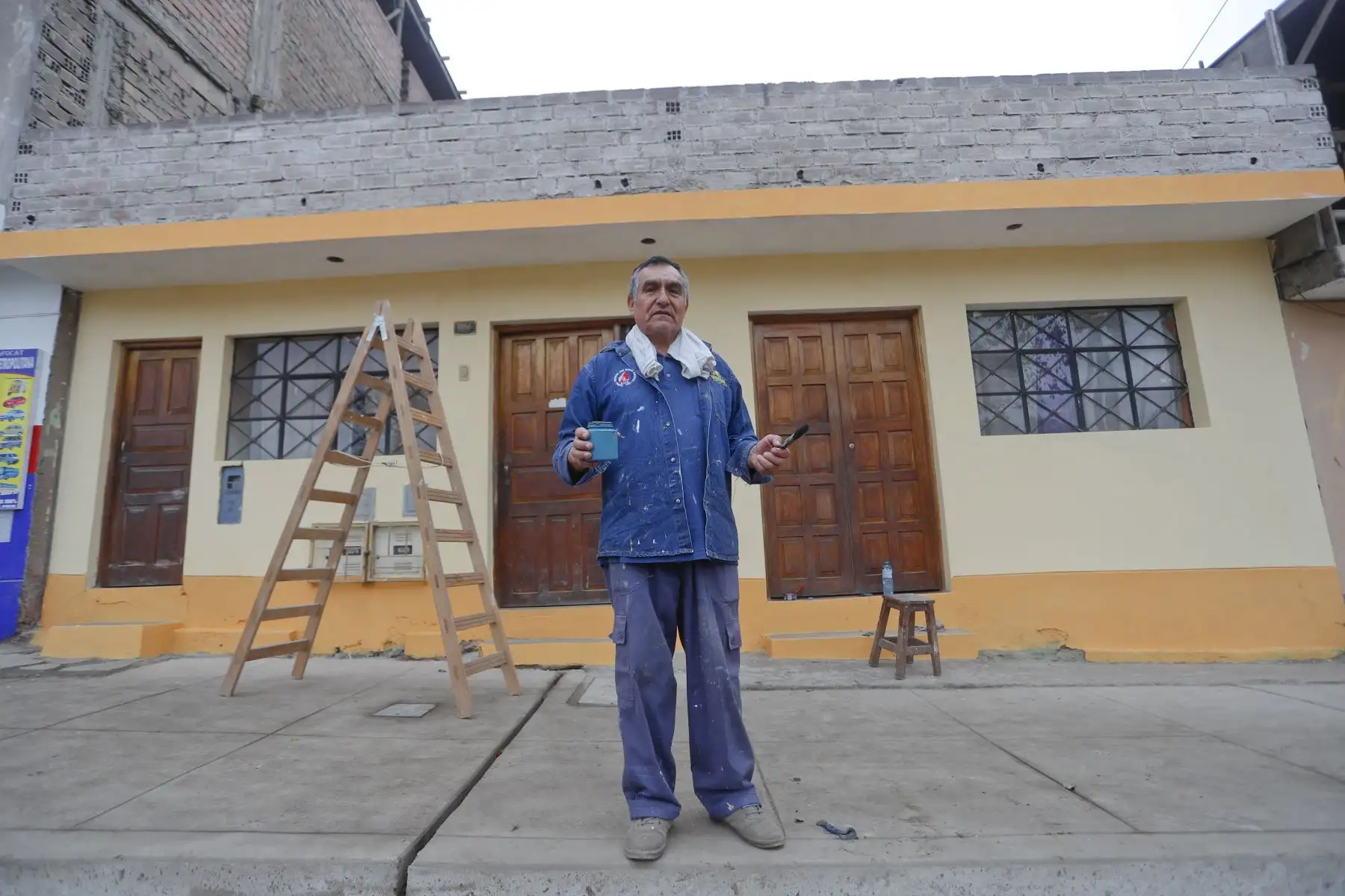 Feliciano Chavez Acuña de 62 años muy feliz espera el inicio de los Juegos panamericanos y uno de los beneficiados, su vivienda ubicada en la Av. Primavera frente a la sede Andres Avelino Caceres. Foto: ANDINA/Josue Ramos