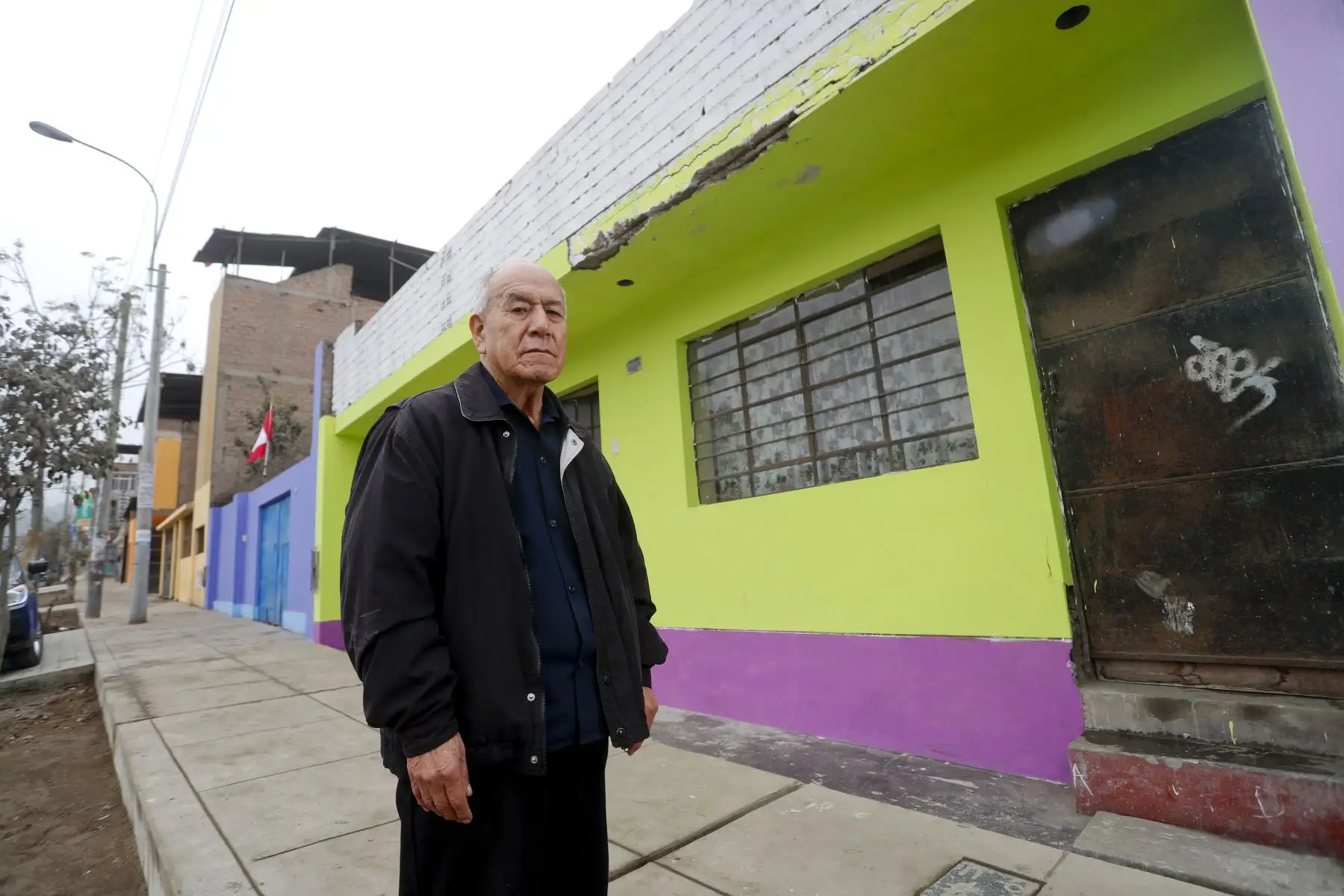 José Antonio Moreno Clemente de 78 años emocionado por el inicio de los Juegos panamericanos y agradecido por que pintaron su vivienda ubicada en la Av. Primavera frente a la sede Andres Avelino Caceres. Foto: ANDINA/Josue Ramos