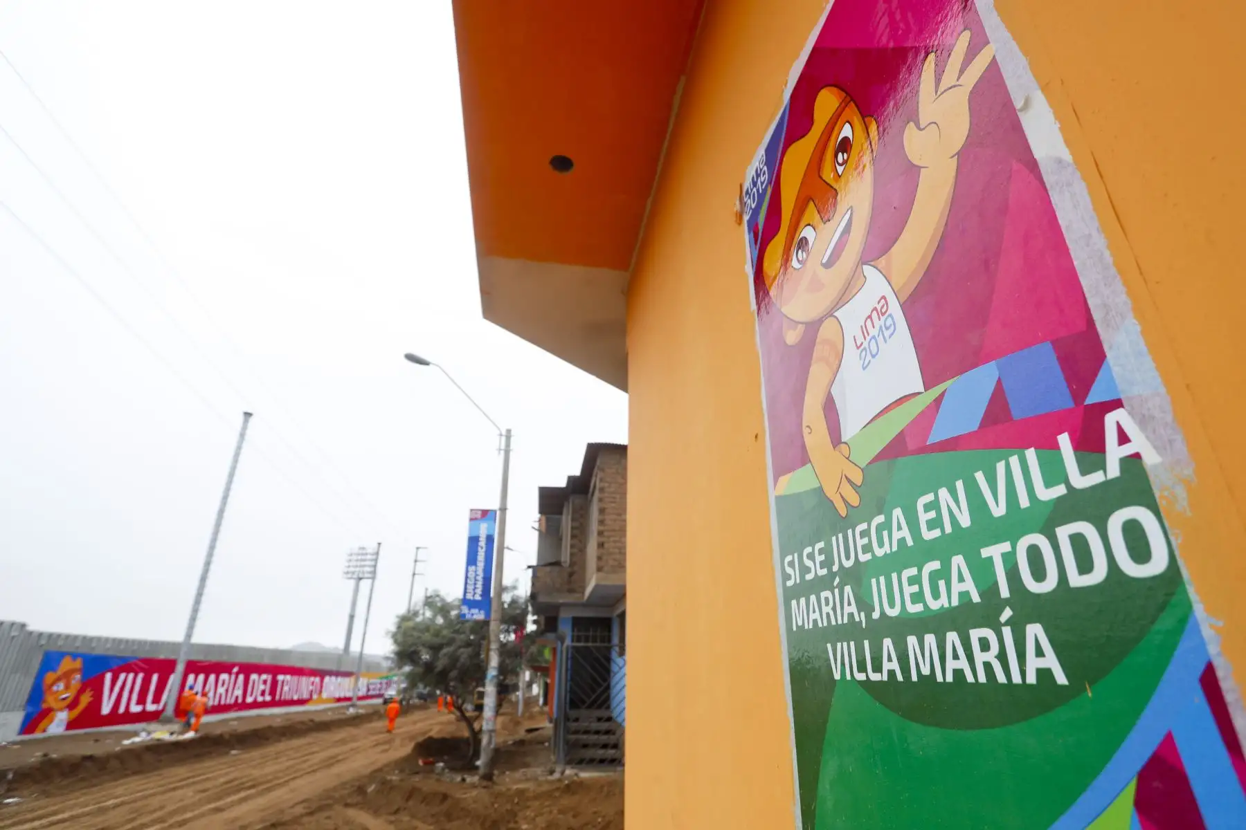 Un grupo de voluntarios pintaran 800 casas de los ciudadanos de Villa Maria el Triunfo  para darle una nueva imagen a las viviendas de los alrededor del complejo deportivo Andres Avelino Caceres. Foto: ANDINA/Josue Ramos