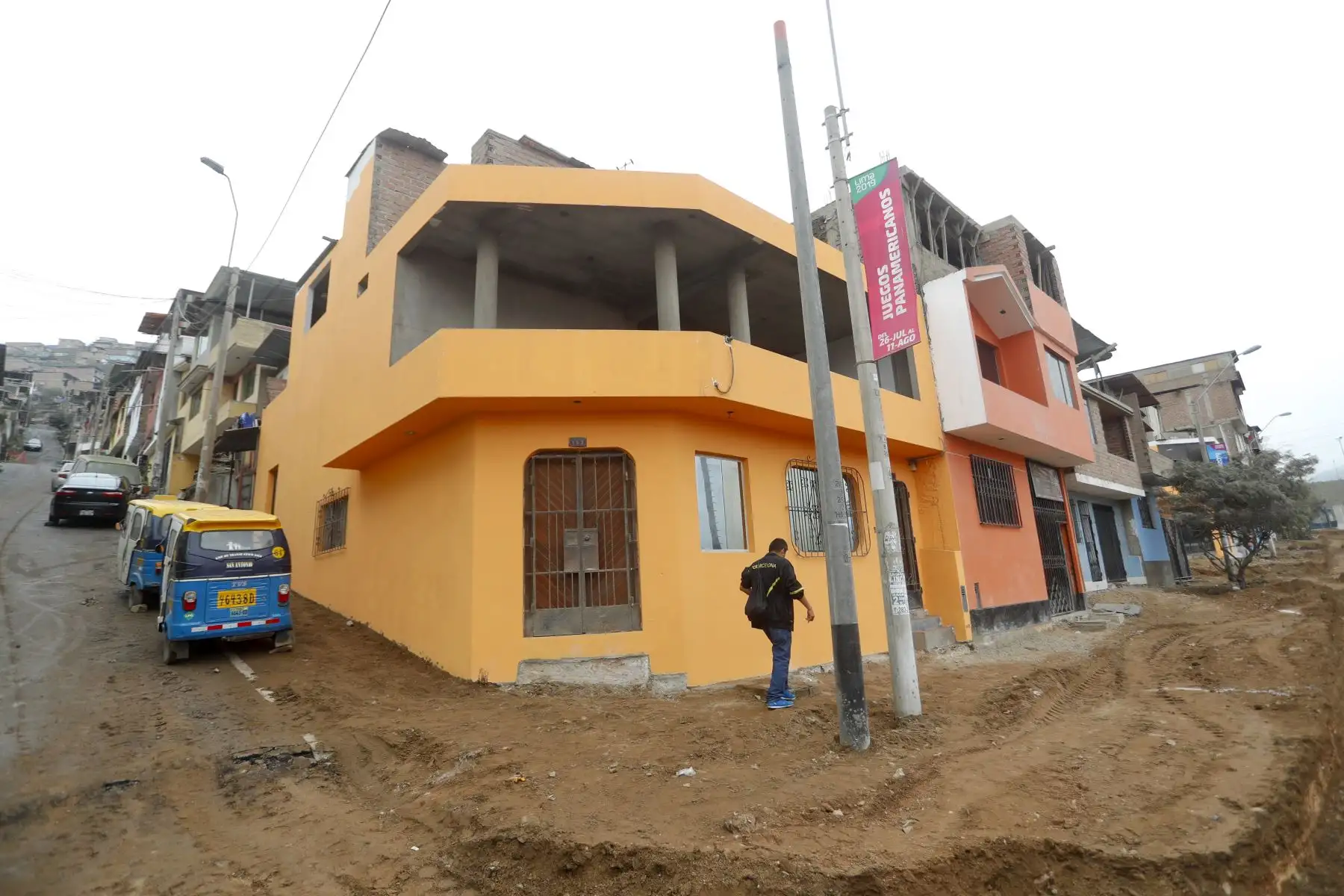 Un grupo de voluntarios pintaran 800 casas de los ciudadanos de Villa Maria el Triunfo  para darle una nueva imagen a las viviendas de los alrededor del complejo deportivo Andres Avelino Caceres. Foto: ANDINA/Josue Ramos