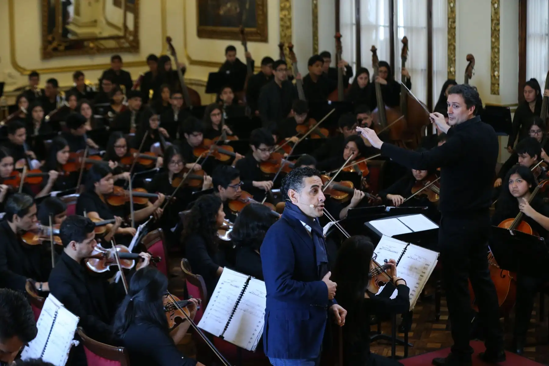 Juan Diego Flórez en el encuentro especial con los jóvenes y niños de la orquesta y coros de Sinfonía por el Perú, son acompañados por Luis Fonsi .Foto: ANDINA/Norman Córdova